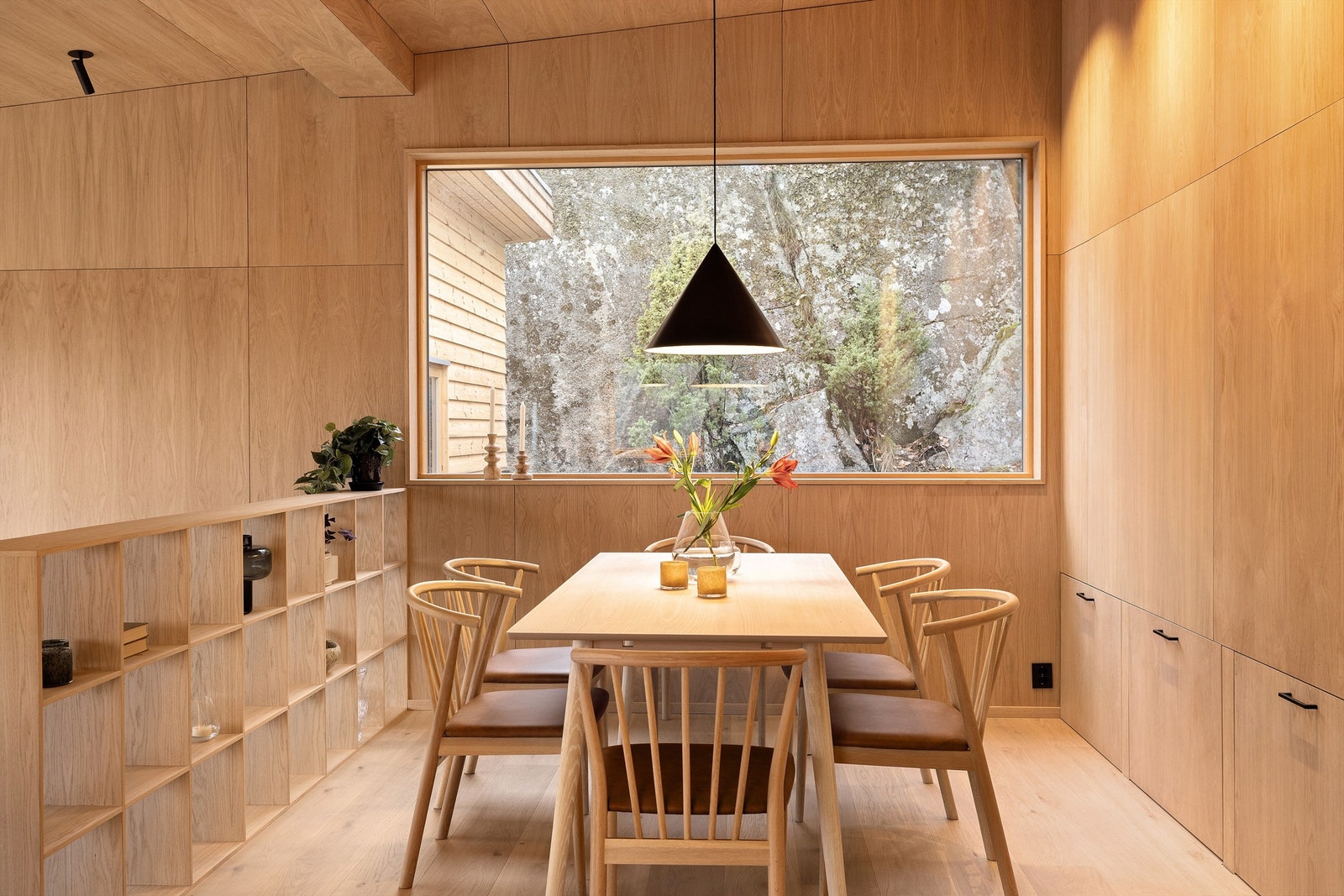 Spisestue med plassbygde skap og hyller i eik Galleribilde