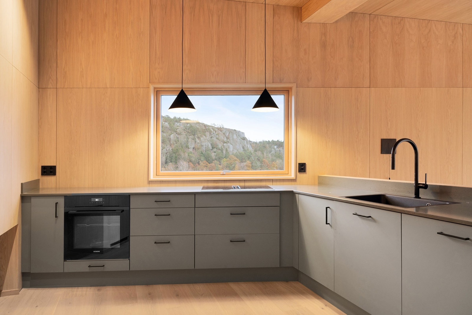 Kjøkken med stekeovn og kokeplate med integrert ventilator Galleribilde