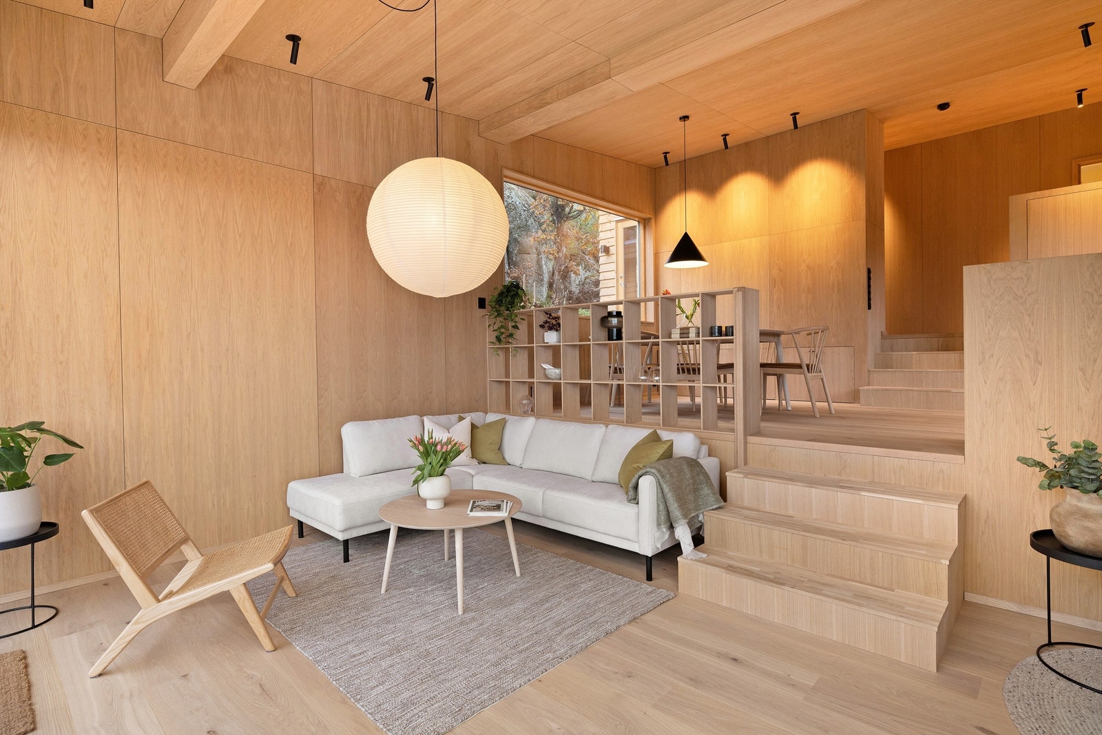 Stue med plassbygd trapp i eik Galleribilde