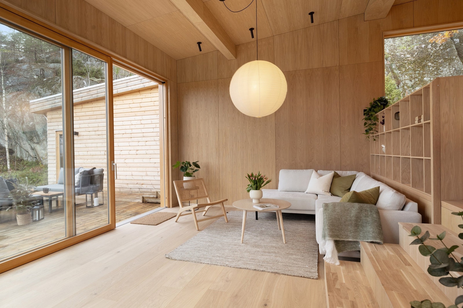 Stue med skyvedører med glass fra gulv til tak Galleribilde