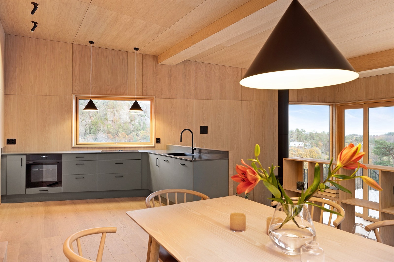 Spisestue mot eksklusivt kjøkken Galleribilde