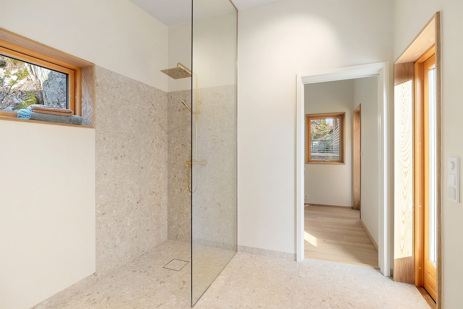 Dusjbad mot soverom i anneks Galleribilde