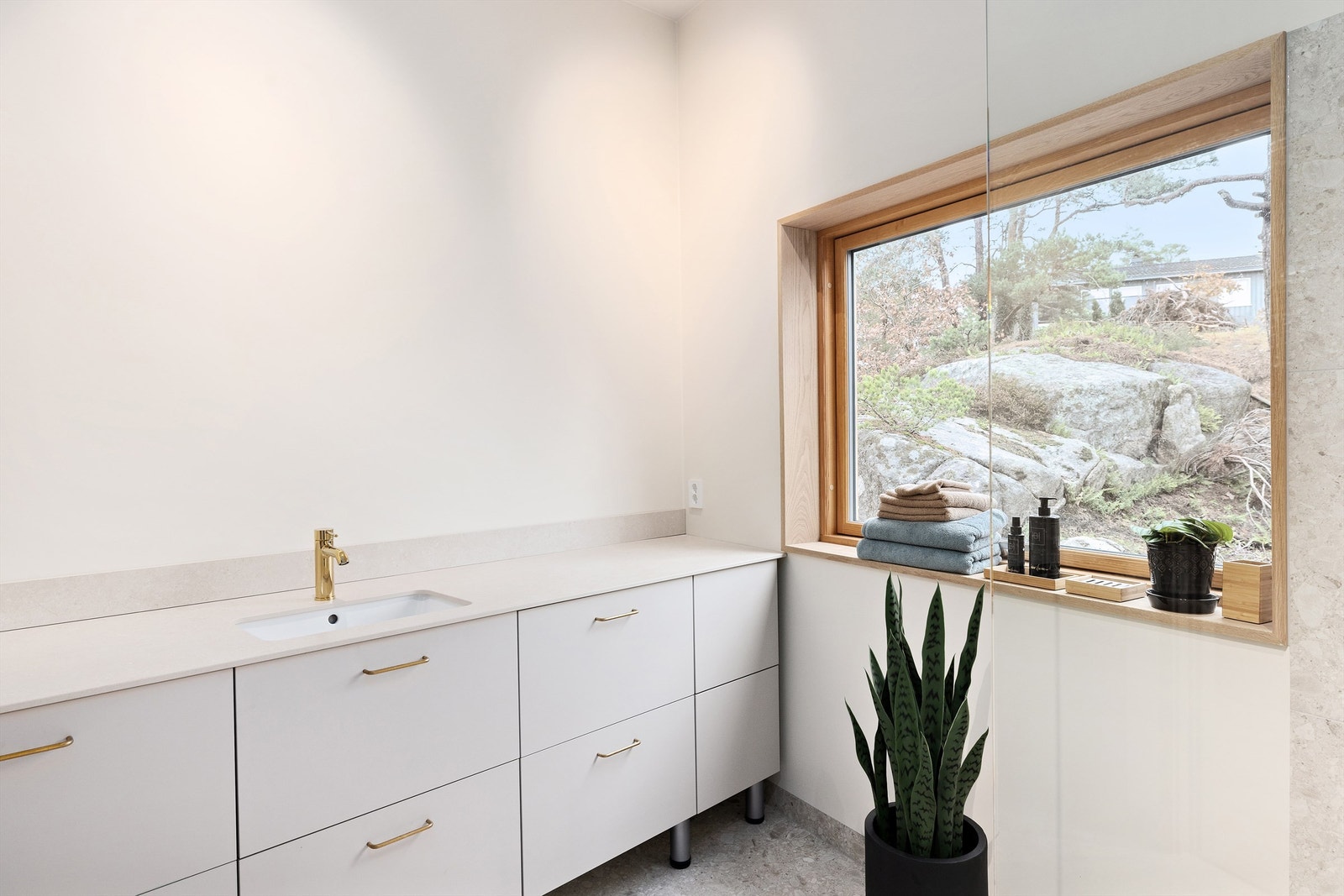 Også badet har stort vindu som gir masse lysinnslipp Galleribilde