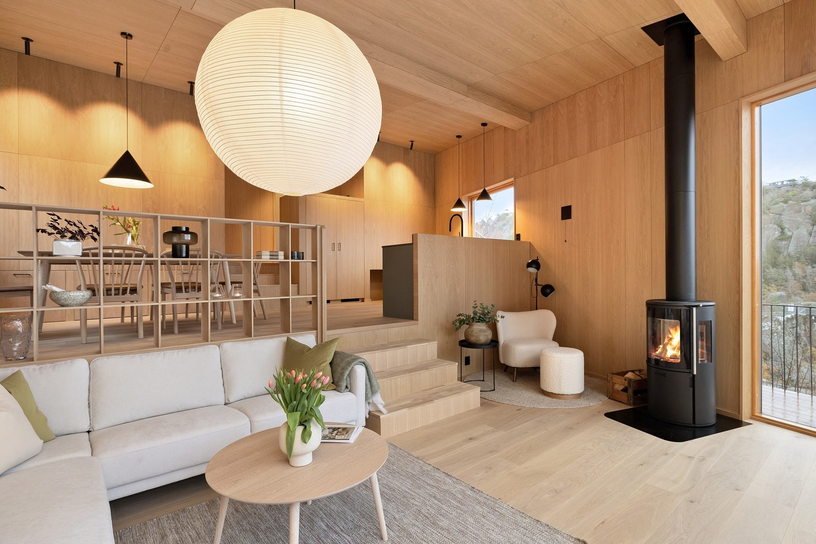 Stue med tre eiketrinn til kjøkken og spisestue Galleribilde