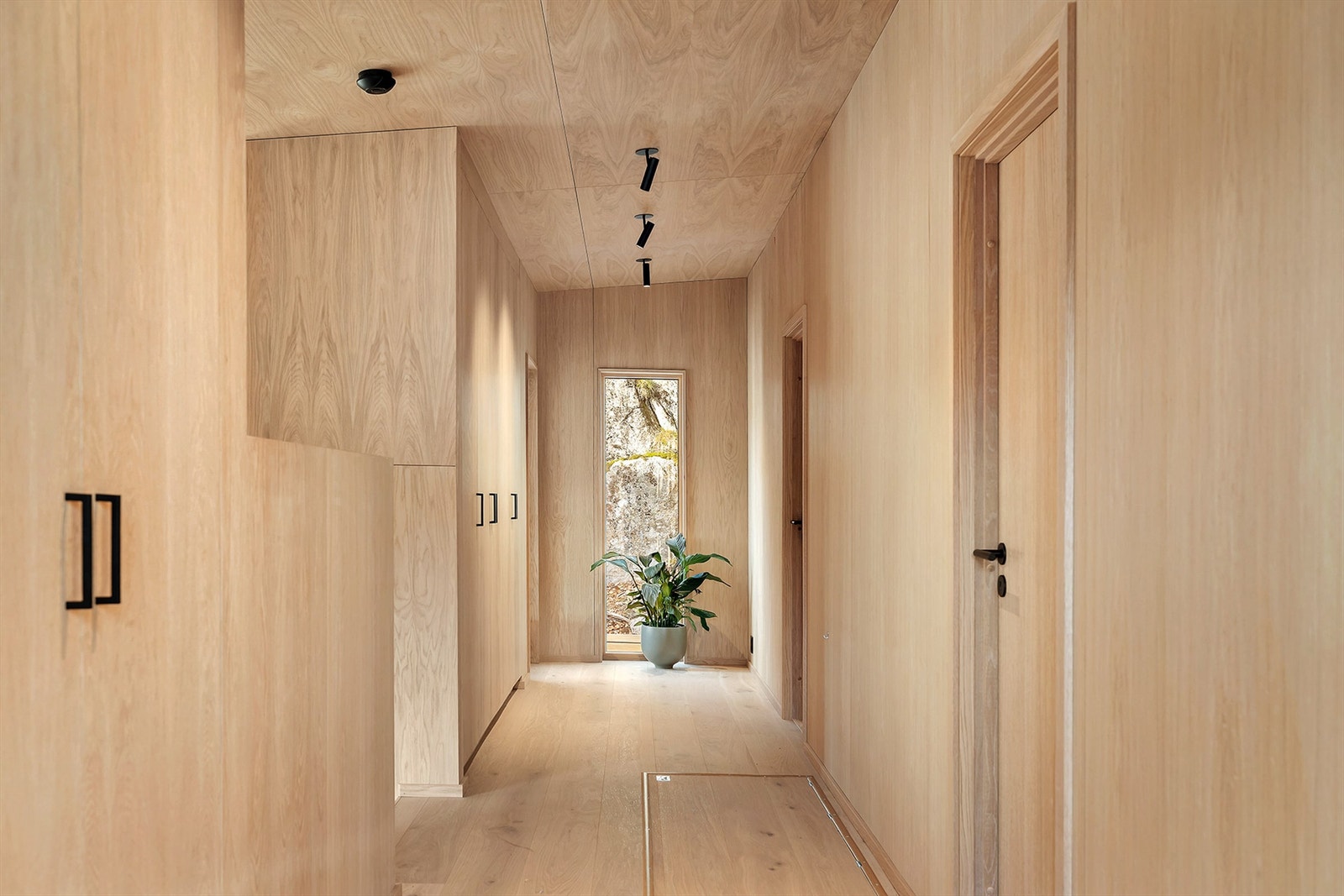 Hall med plassbygde garderober i eik Galleribilde