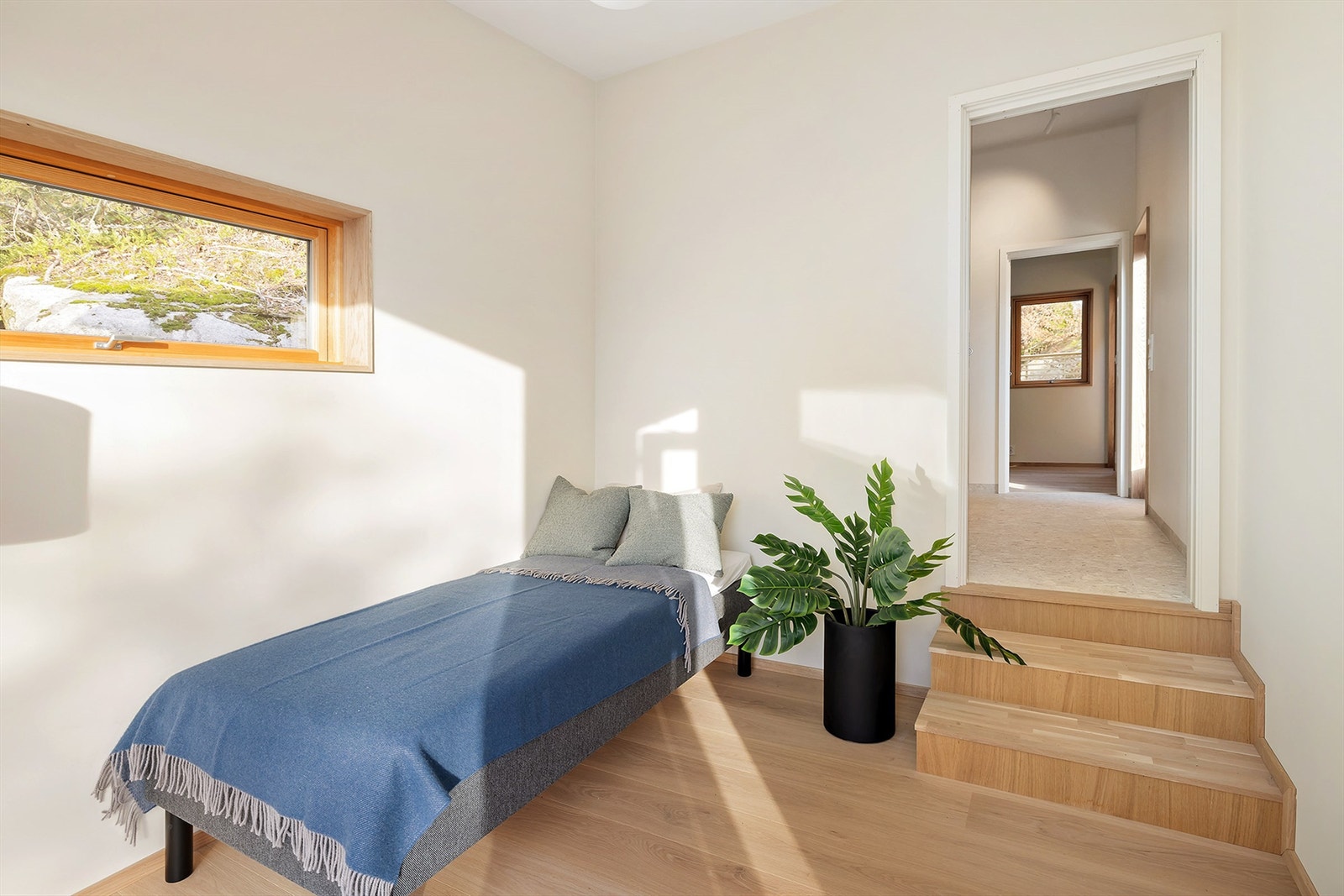 Fra nedre soverom, gjennom bad til øvre soverom i annekset Galleribilde