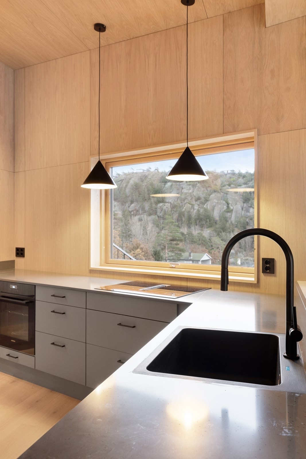 Kjøkken med stort vindu mot flott utsikt Galleribilde