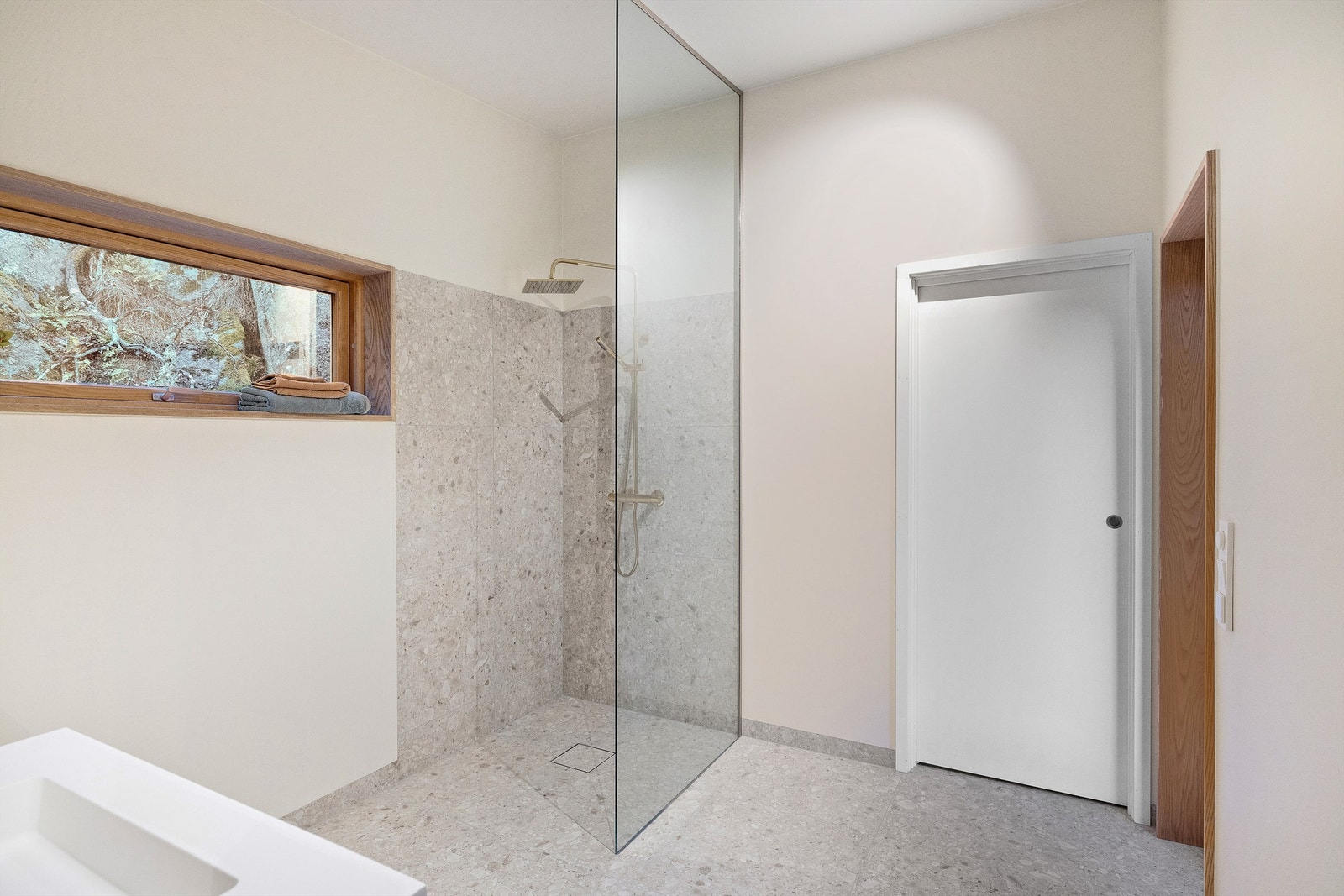 Bad i anneks er stort og har adkomst fra begge soverom Galleribilde