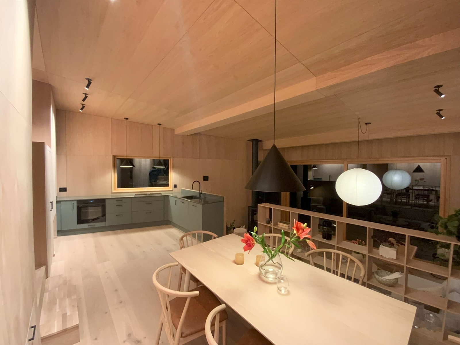 Spisestue og kjøkken - kveldsbilde Galleribilde