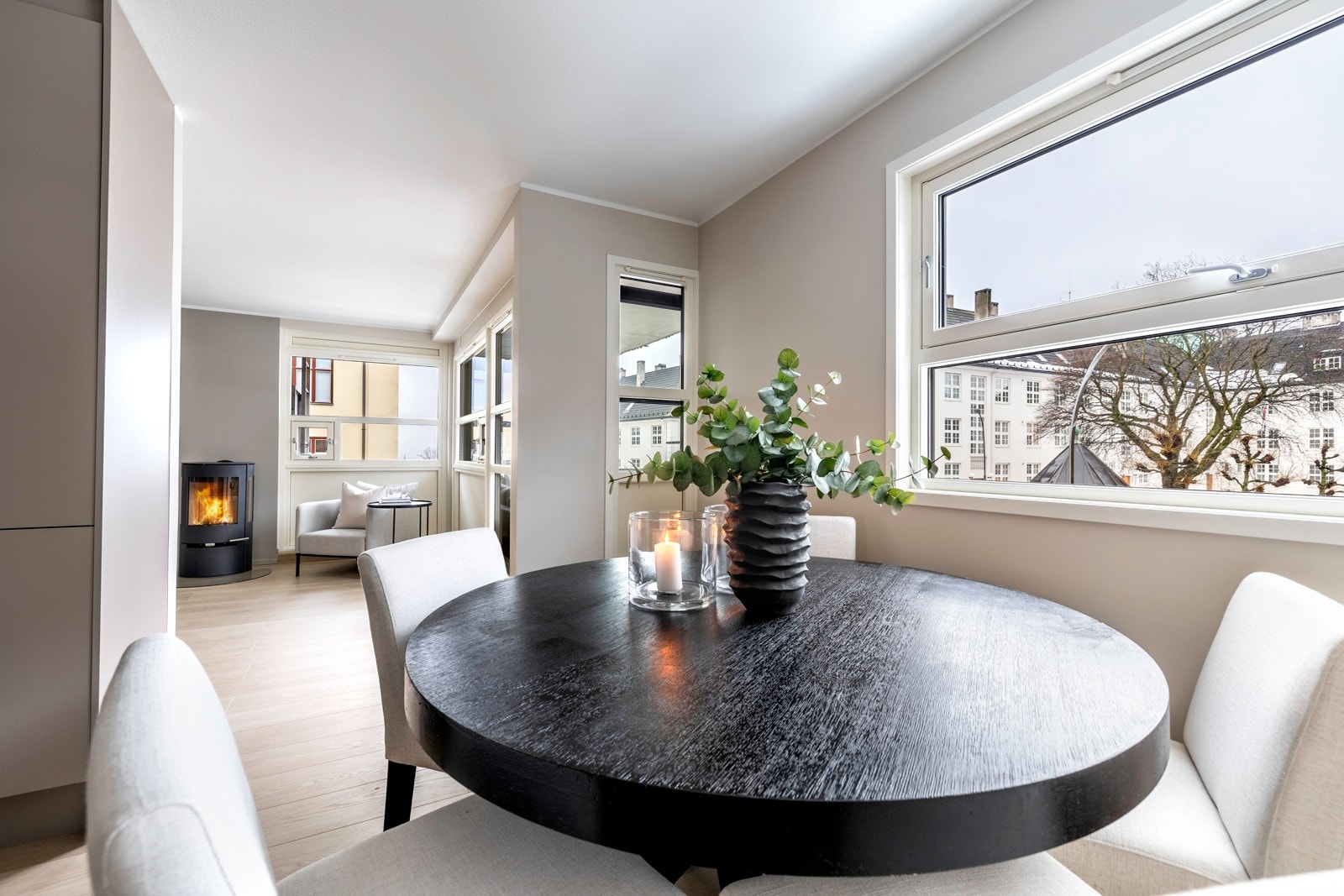 Det er god plass til et spisebord foran et stort vindu på kjøkkenet. Galleribilde