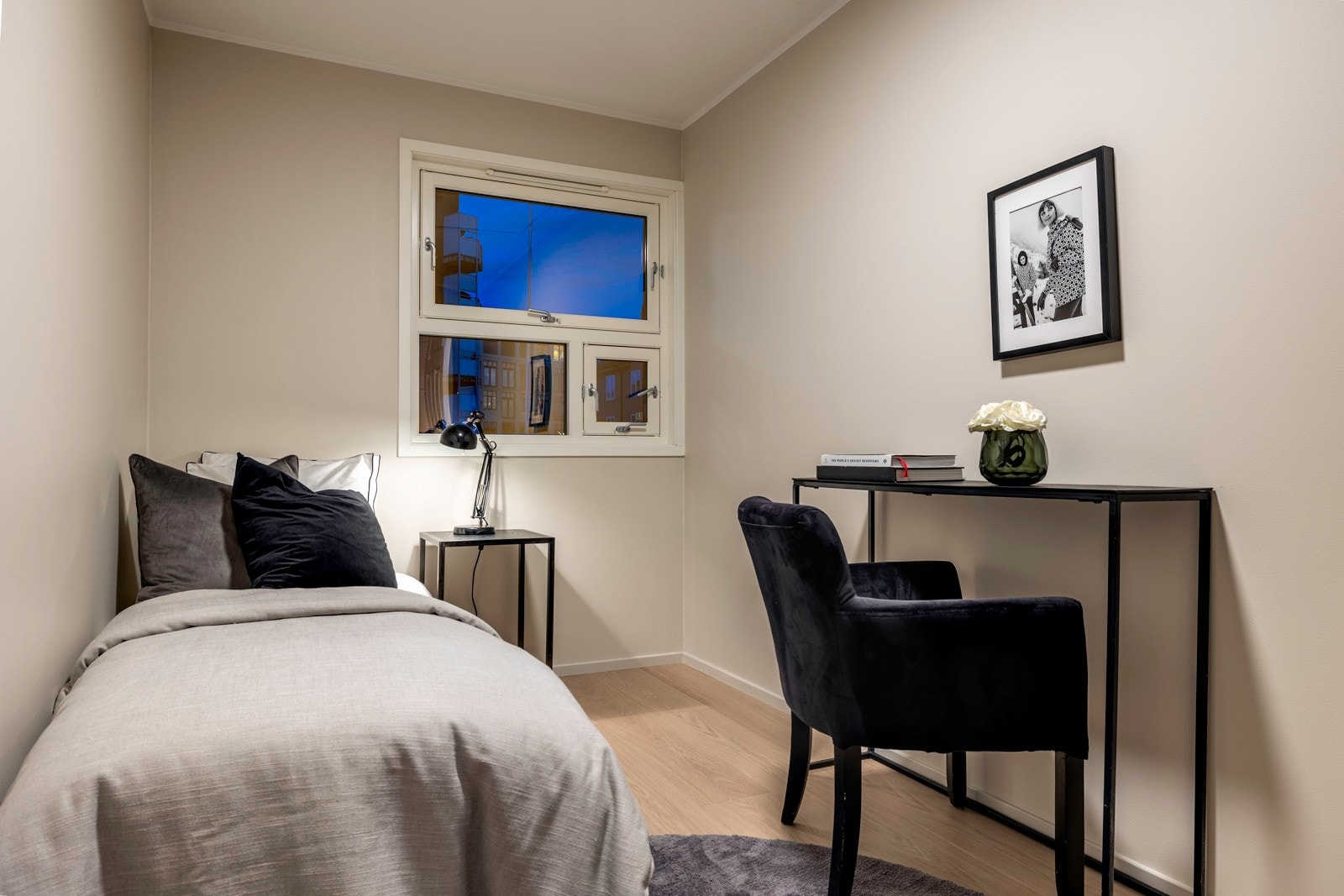 De to minste soverommene har god plass til seng, nattbord og et skrivebord. Galleribilde