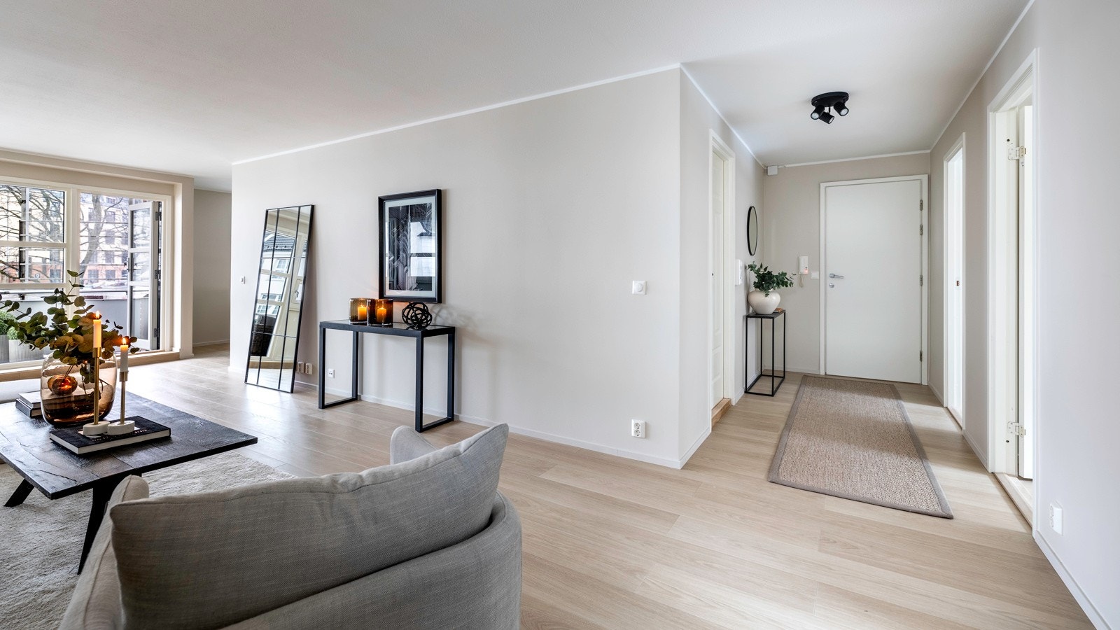 Fra entréen kommer man inn i stuen. Galleribilde