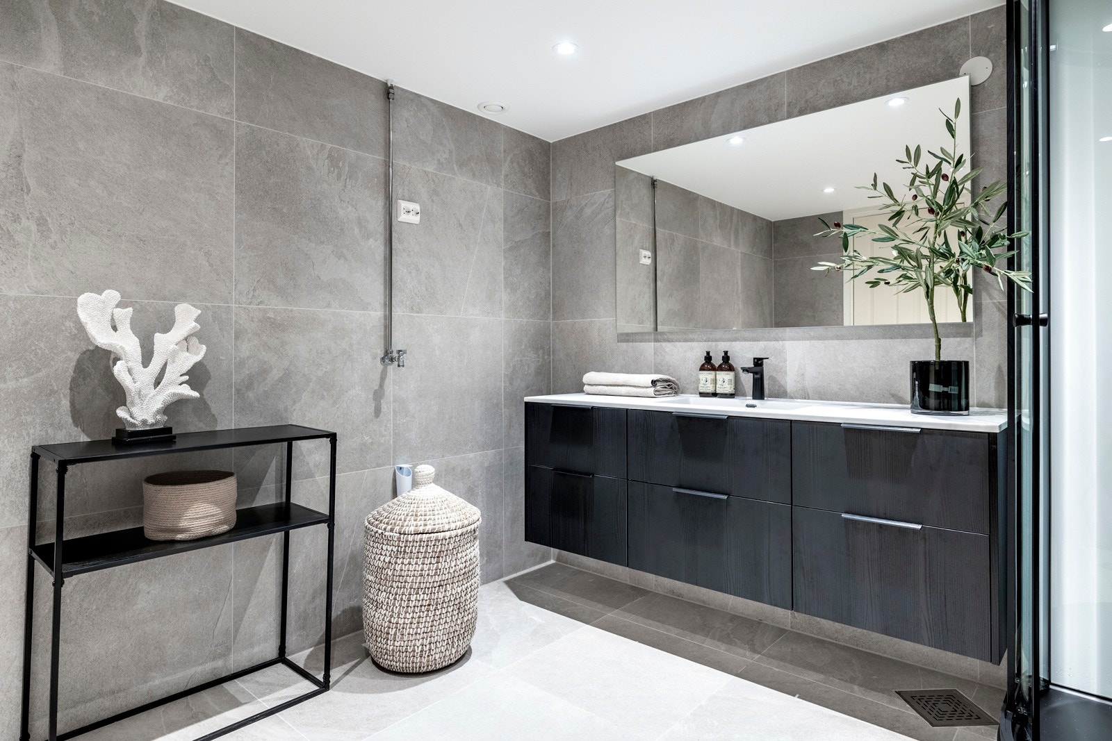 Servantkranen er fra Hansgrohe, og dusjkabinettet er fra Viking bad, montert av rørlegger med 10 års garanti. Galleribilde