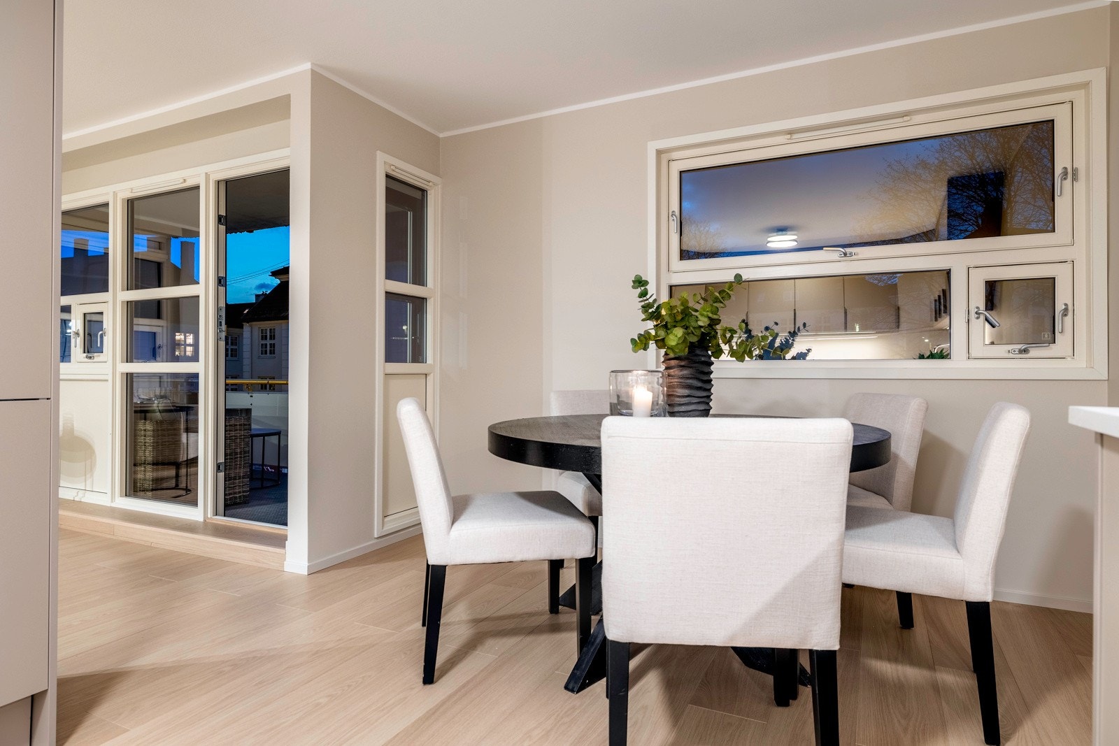 Vinduer og balkongdør ble byttet ut i 2018 i regi av sameiet. Galleribilde