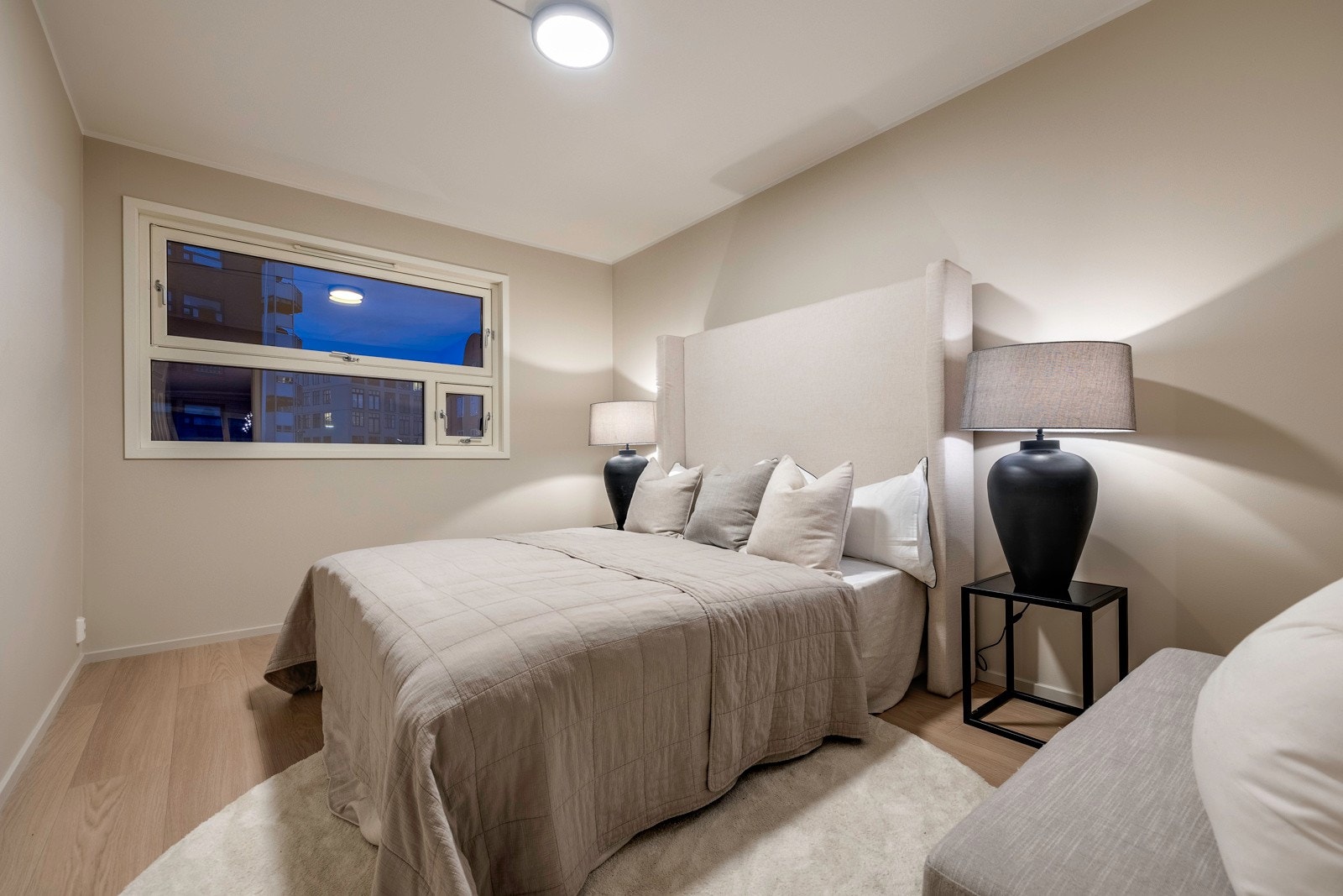 Leiligheten har 3 pene soverom, alle med plass til garderobeløsning. Galleribilde