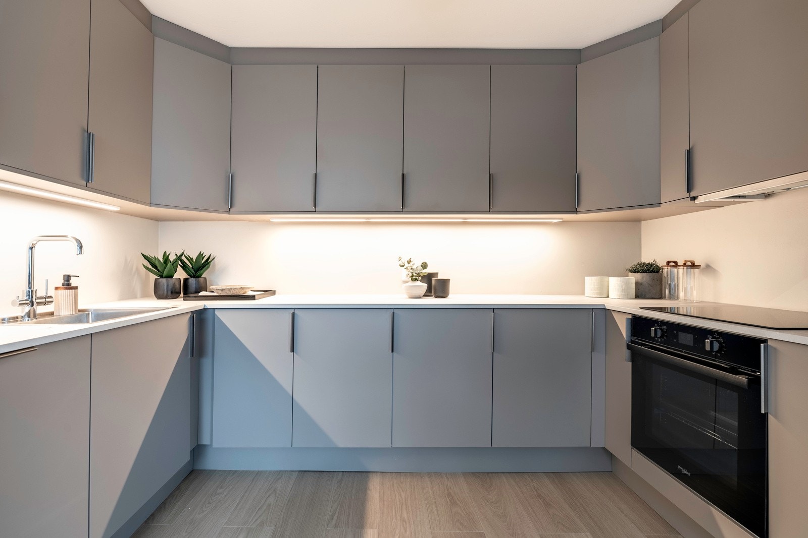 Kjøkkenet fikk en ny, lekker innredning fra HTH i 2024, holdt i et stilrent design. Galleribilde