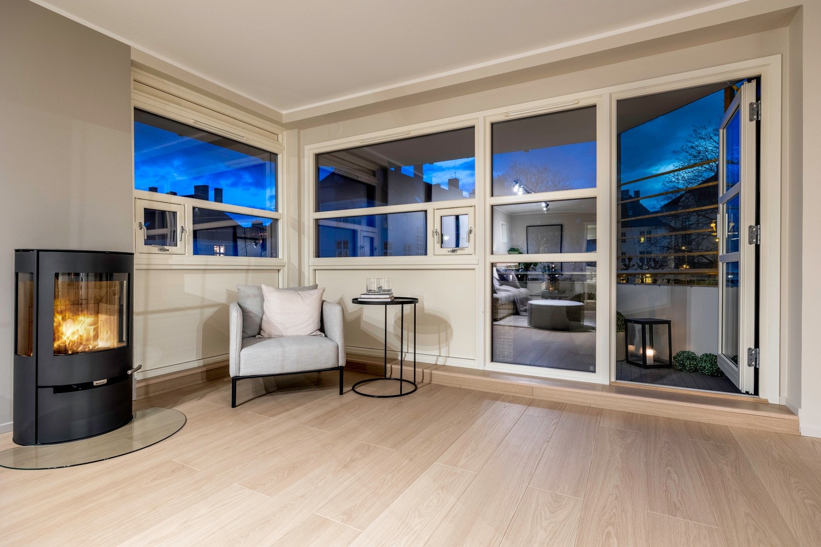 Store vindusflater mot sørvest gir rikelig med naturlig lys inn i rommet. Galleribilde