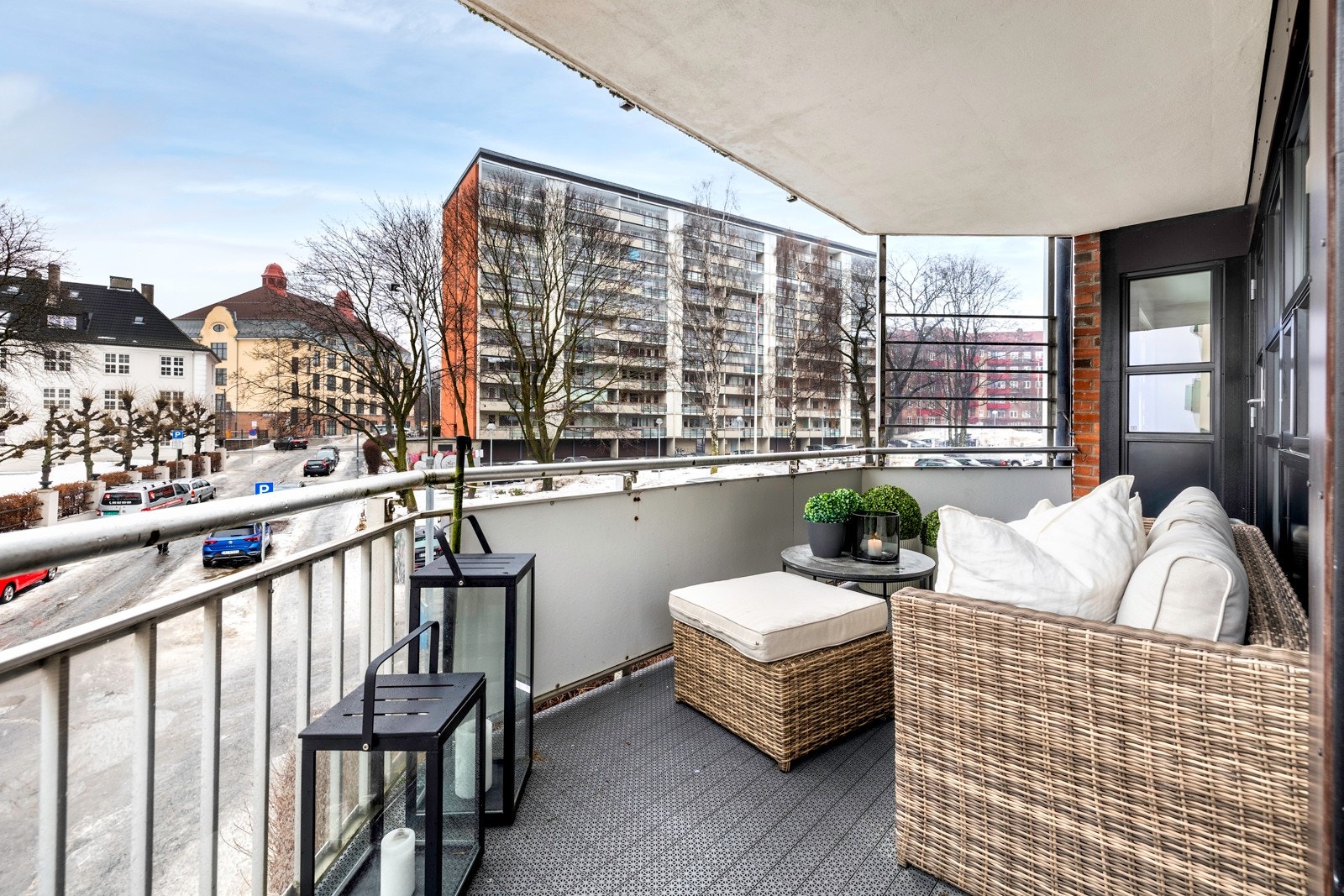 Fra stuen er det utgang til en solrik balkong, som ligger på hjørnet mot sydvest. Galleribilde