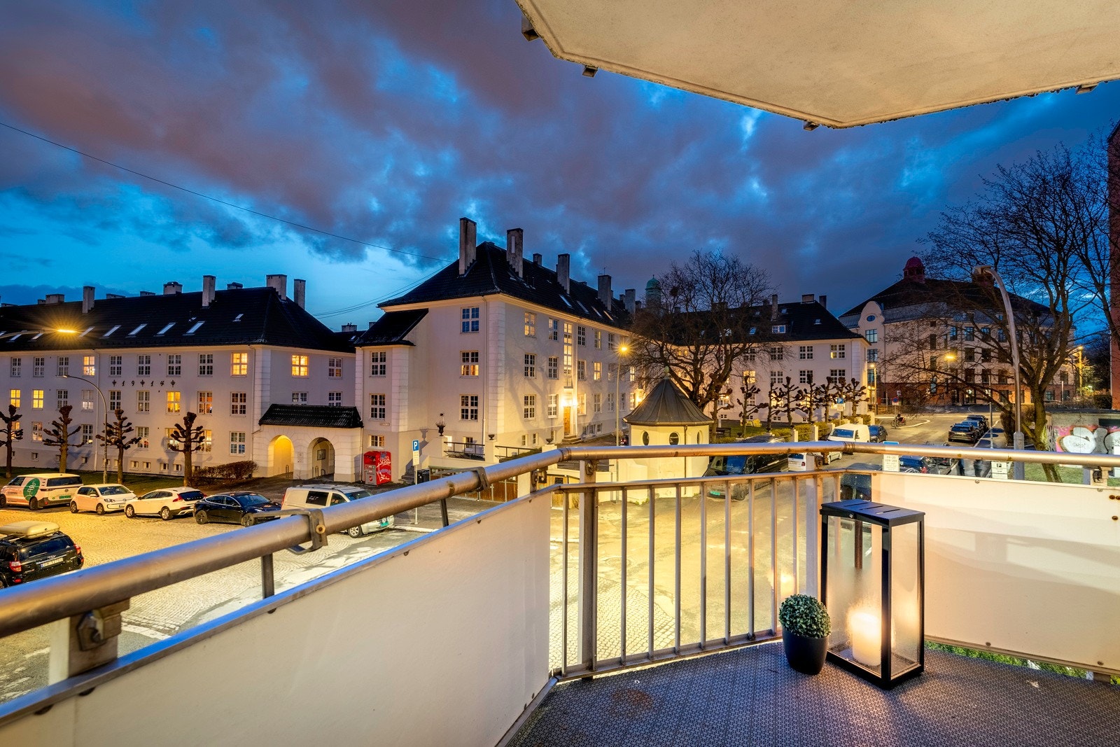 Overbygget gjør at balkongen kan benyttes selv på dager med dårligere vær. Galleribilde