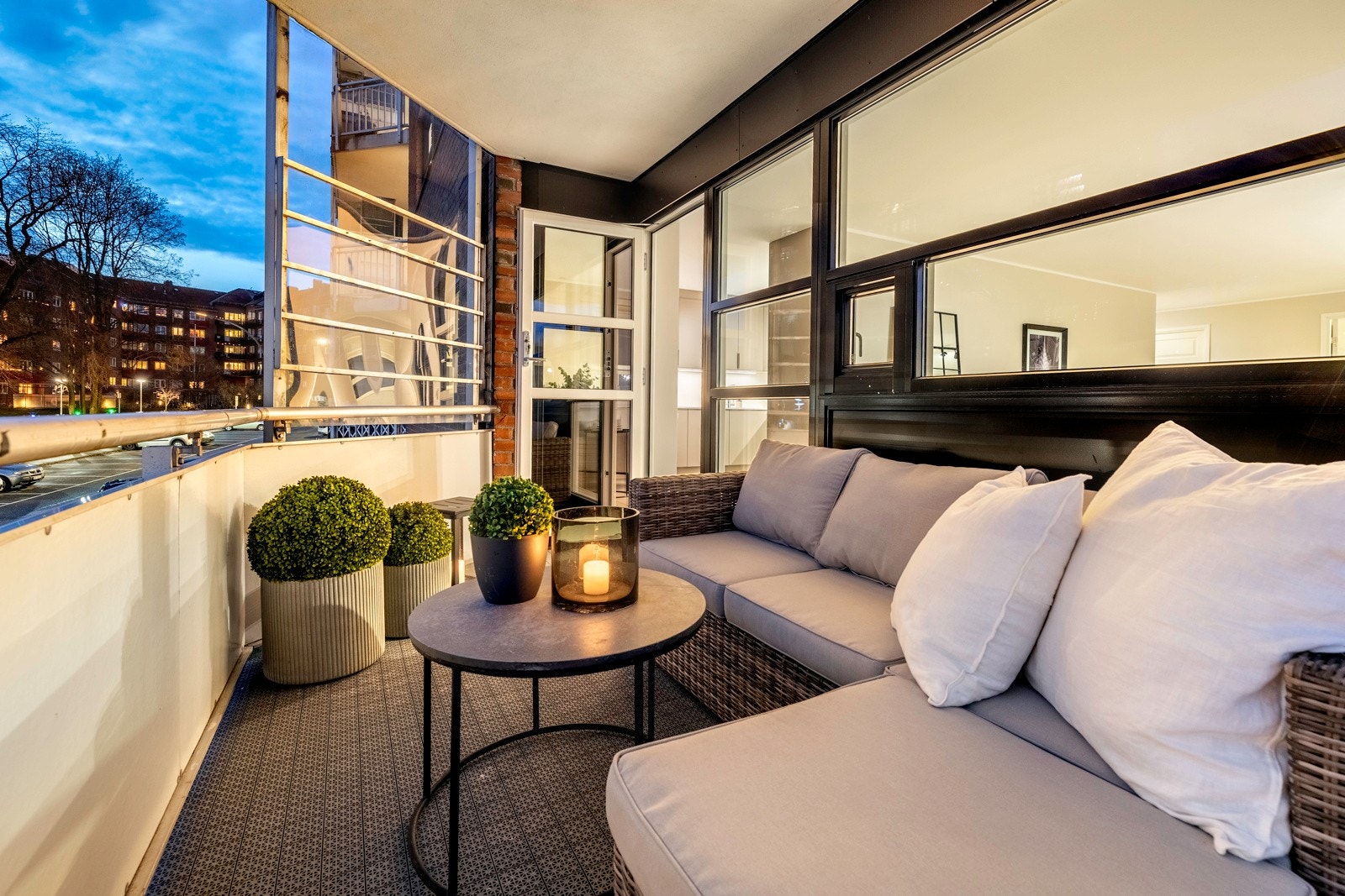 Uteplassen er overbygd, har spilerekkverk med noen plater, og plastheller over lettstelt betongdekke. Galleribilde