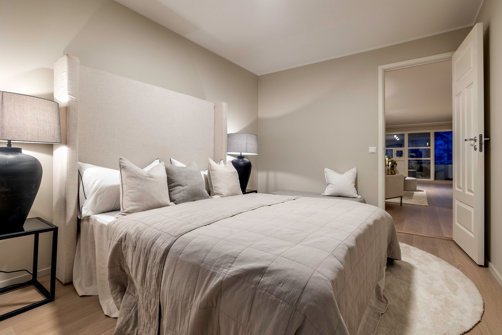 Rommene er malt i den samme lysbeige nyansen som er benyttet i øvrige rom, har glatt, listefri himling og enstavs laminat fra Pergo. Galleribilde