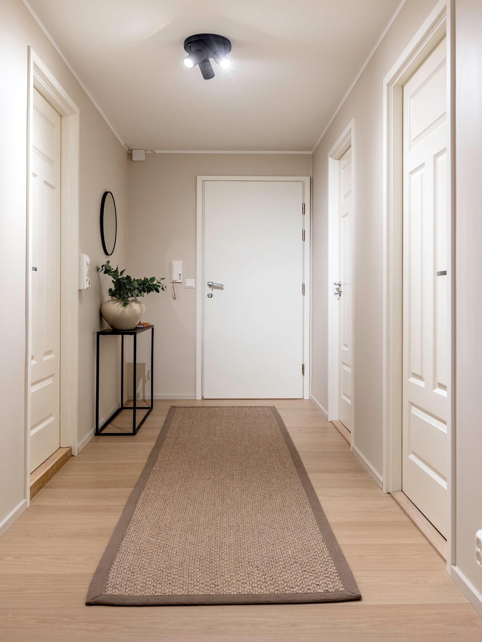 Velkommen inn i en tiltalende og luftig leilighet. Entreen ligger åpen mot stuen og har dørtelefon ved ytterdøren. Det er plass til garderobeløsning eller andre entrémøbler langs den ene veggen. Galleribilde