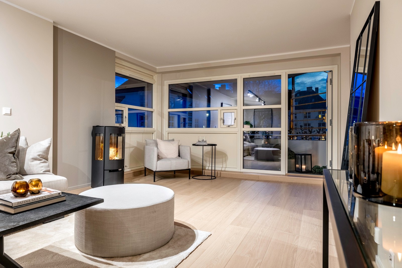 En ny peisovn med stort flammebilde, sørger for ekstra hygge og varme på vinterhalvåret. Galleribilde