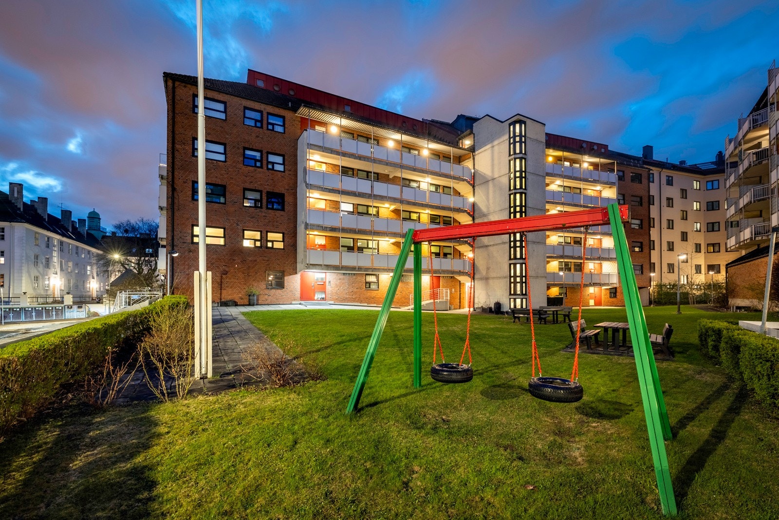 Denne leiligheten er midt i blinken for deg som ønsker alt av hovedstadens fasiliteter innen gangavstand, men samtidig ønsker en tilbaketrukket beliggenhet fra bylivets støy. Galleribilde