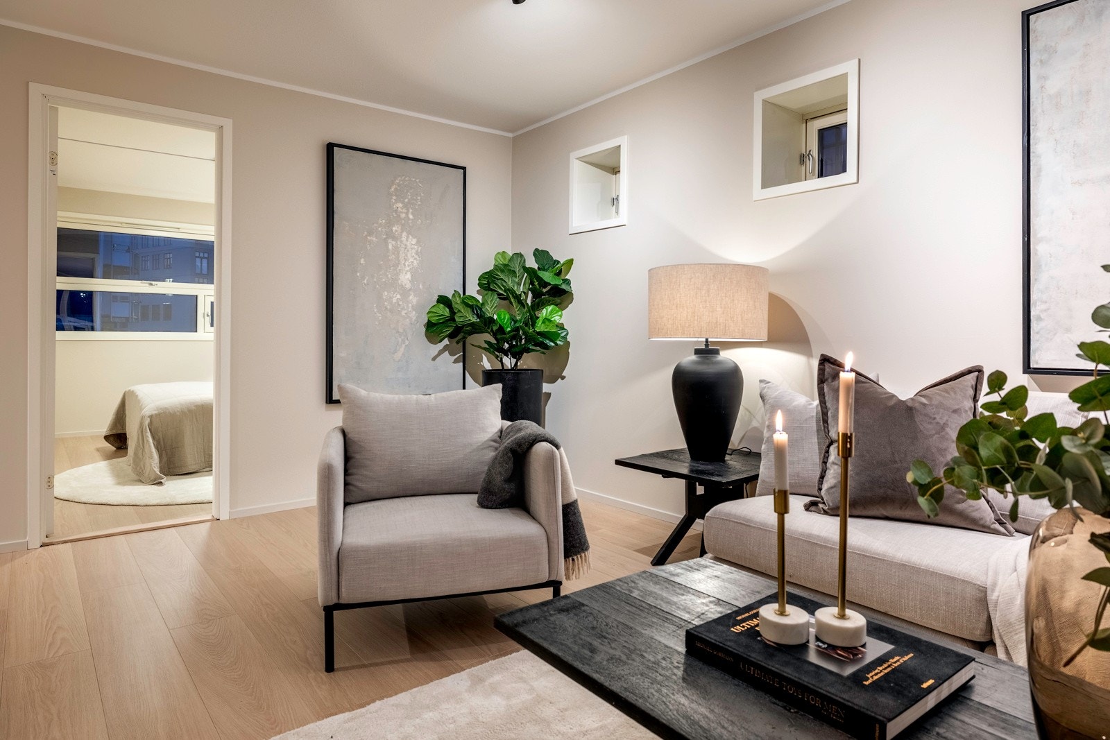 De to små vinduene på sydveggen har dyp karm og gir rommet et sjarmerende særpreg. Galleribilde