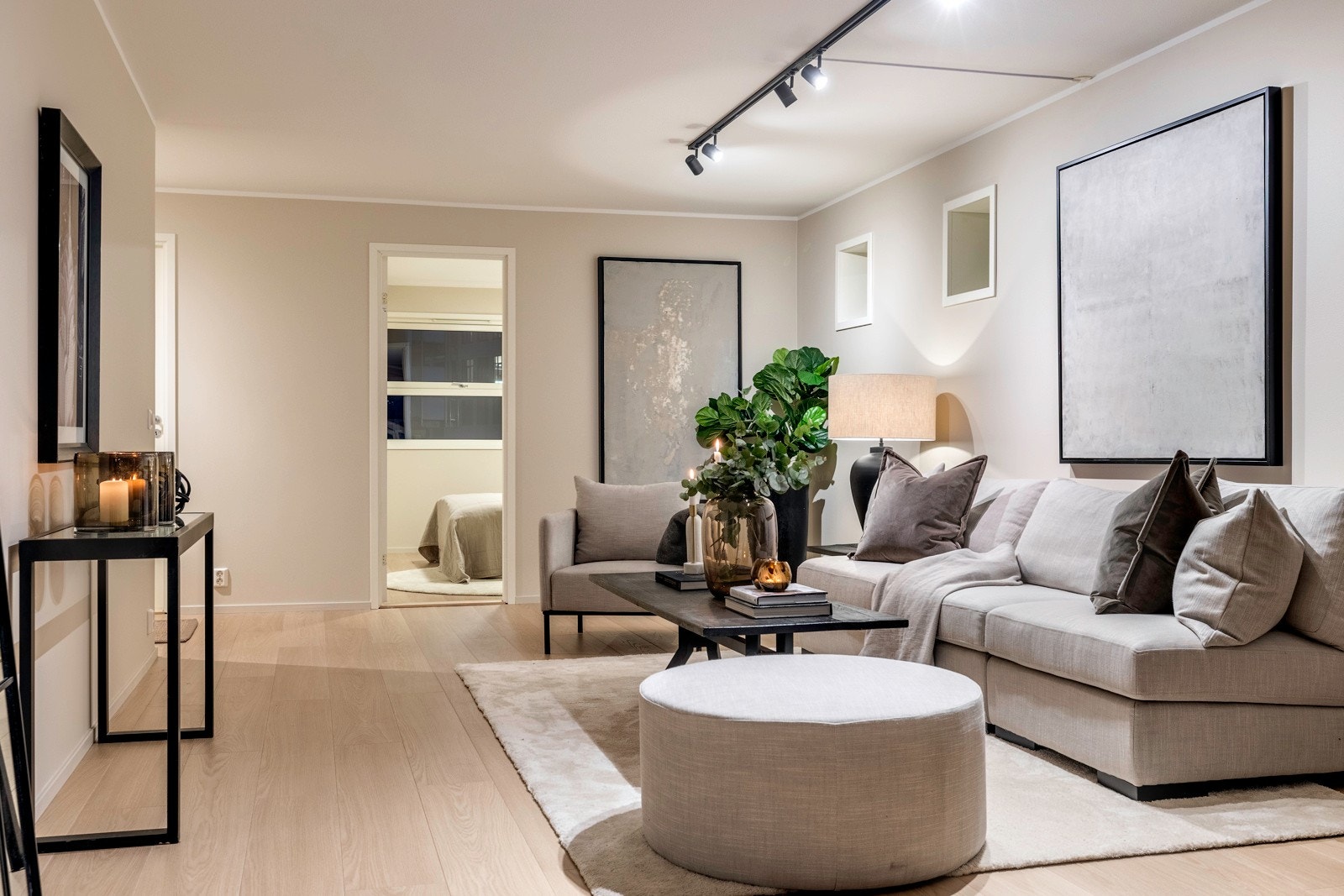 Stuen er lys, luftig og smakfullt oppusset i 2024. Galleribilde