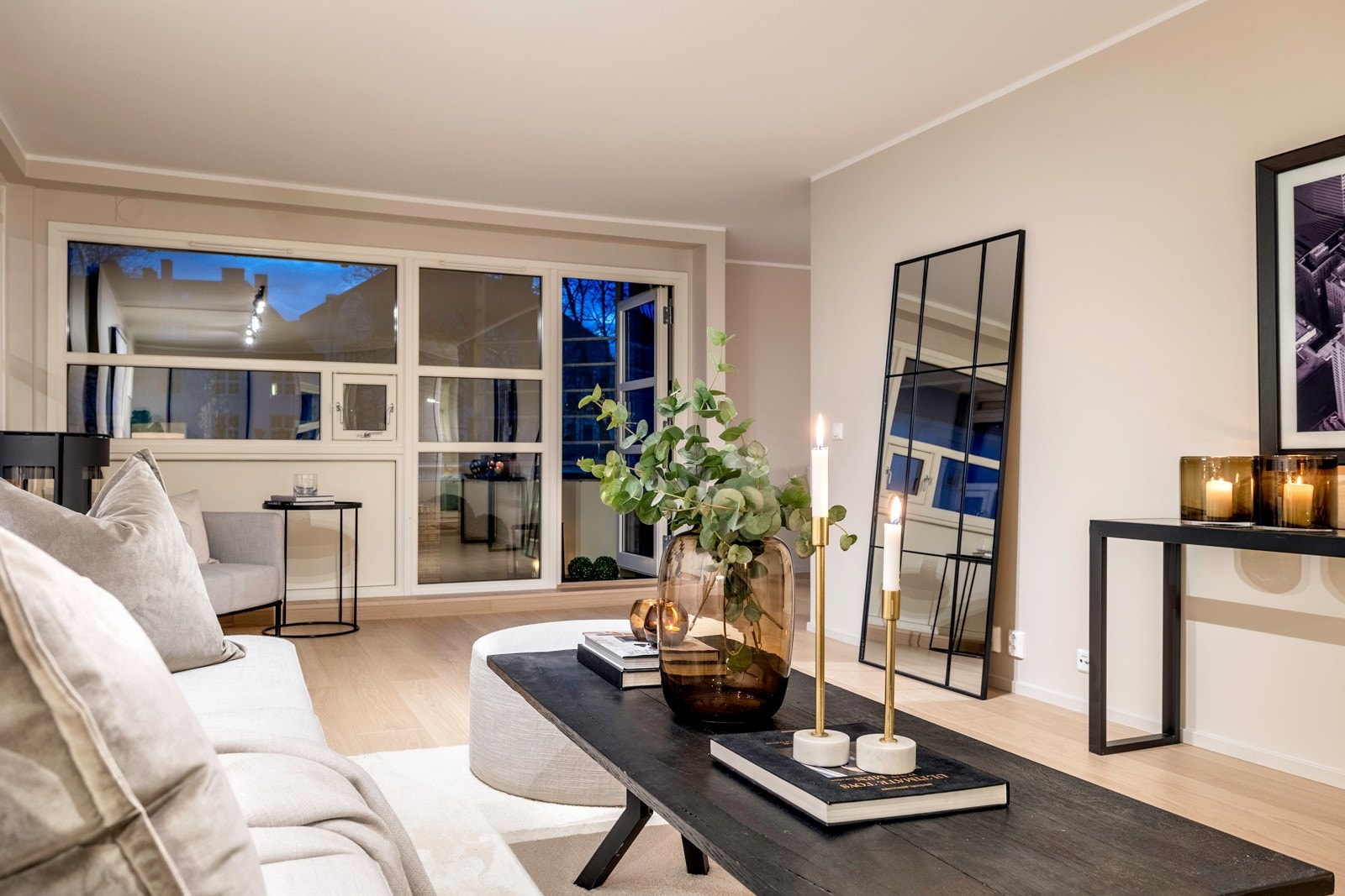 Den romslige stuen har god plass til sofa- og TV-møblement. Galleribilde