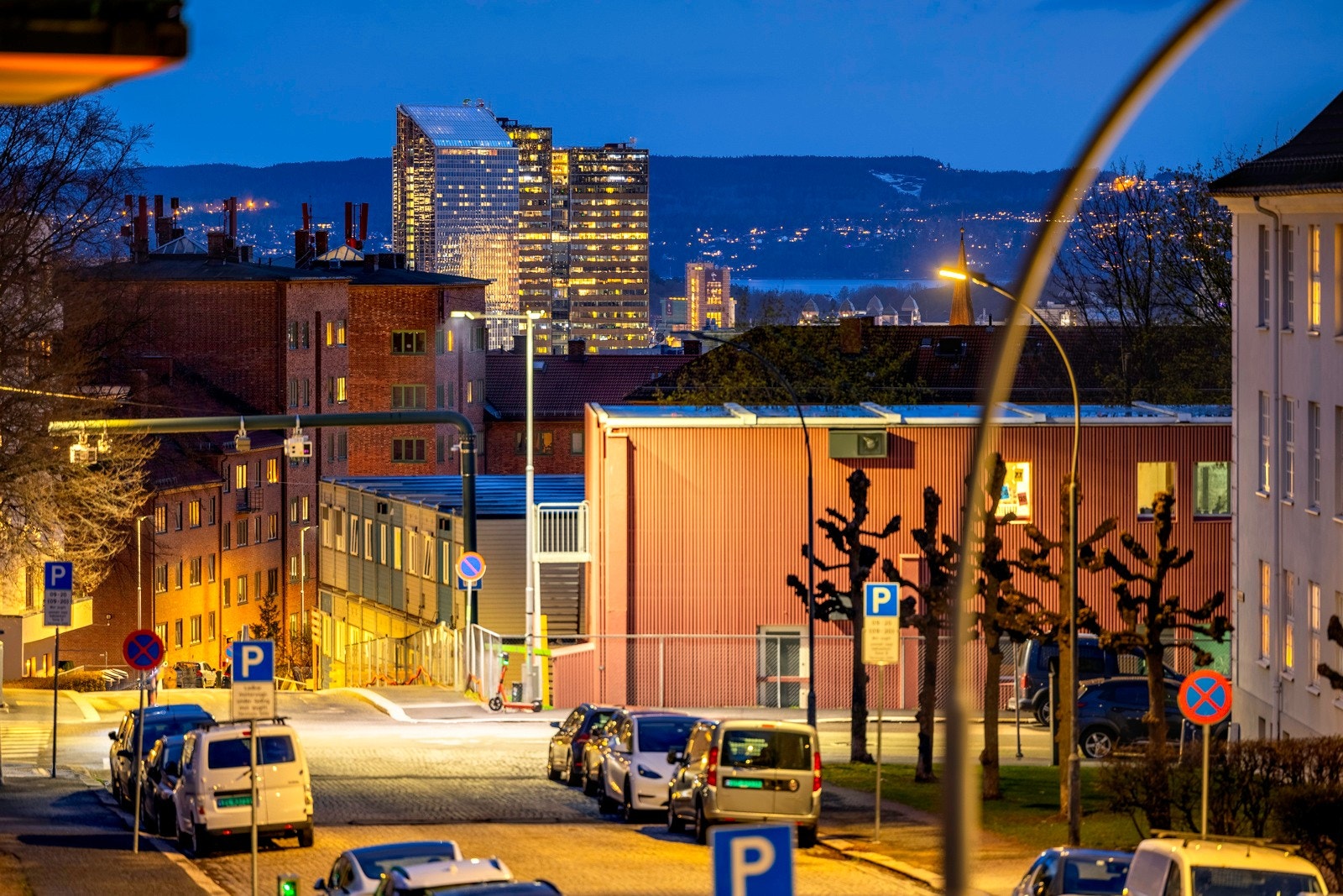 Uteplassen har hyggelig utsyn til gaten, med ærverdige bygninger, trær, hyggelig miljø og fjordgløtt. Galleribilde