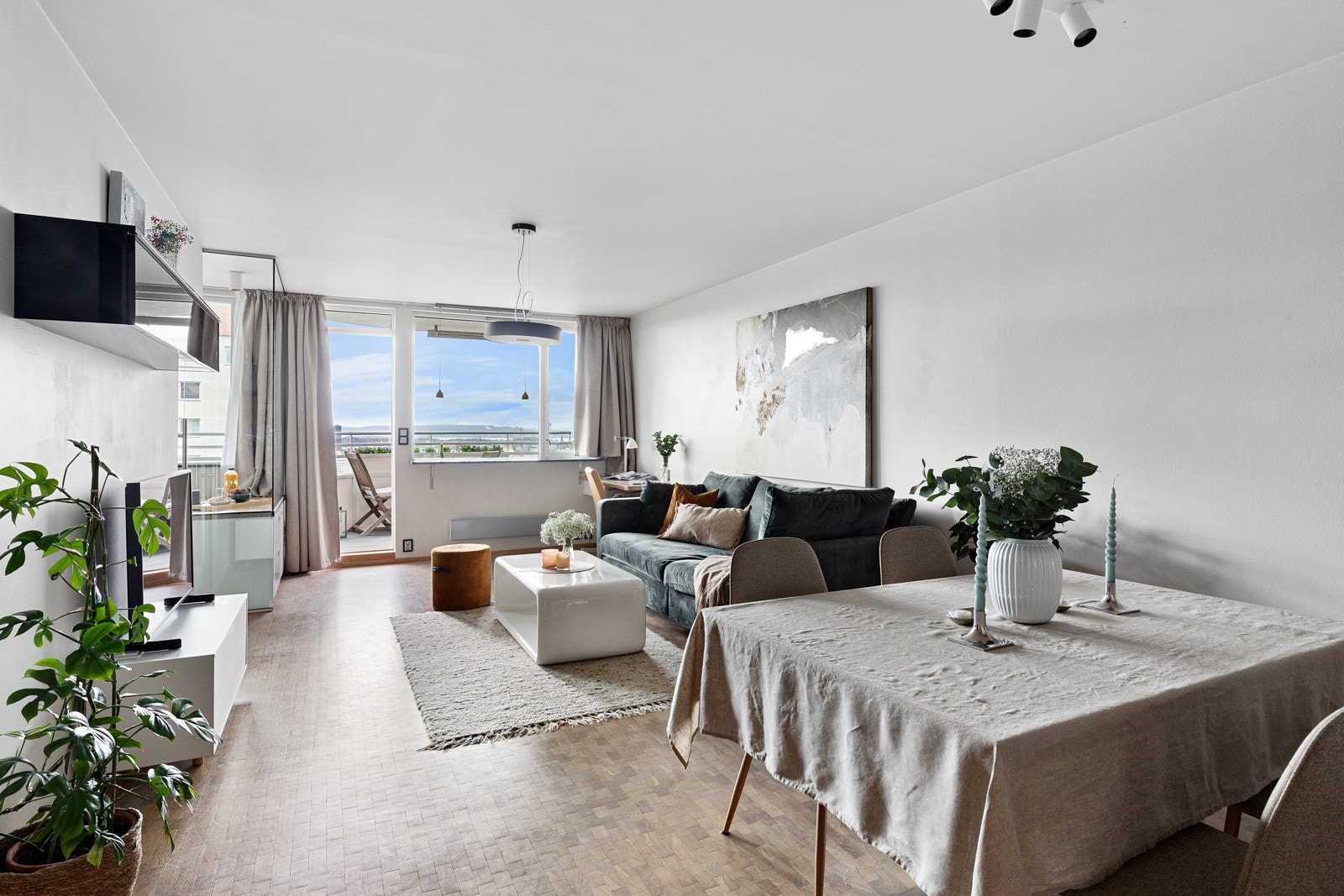 Lys og luftig stue med store vinduer som bidrar til rikelig med naturlig lys og fantastisk utsikt over Oslo by. Galleribilde