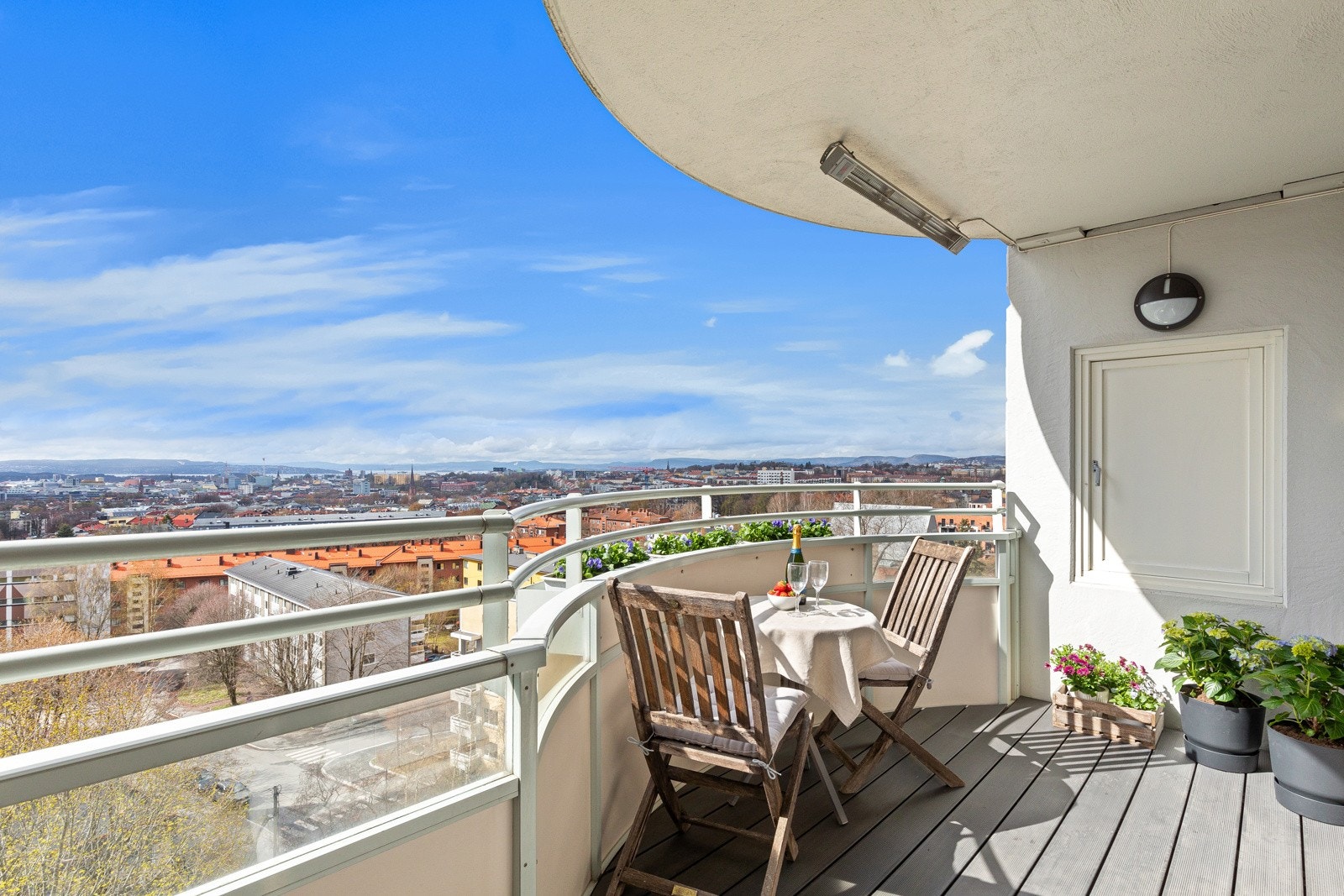 Fra stuen, soverommet og balkongen kan man nyte vidstrakt utsikt over Oslo by og fjord, samt fantastiske solforhold fra morgen til kveld. Galleribilde