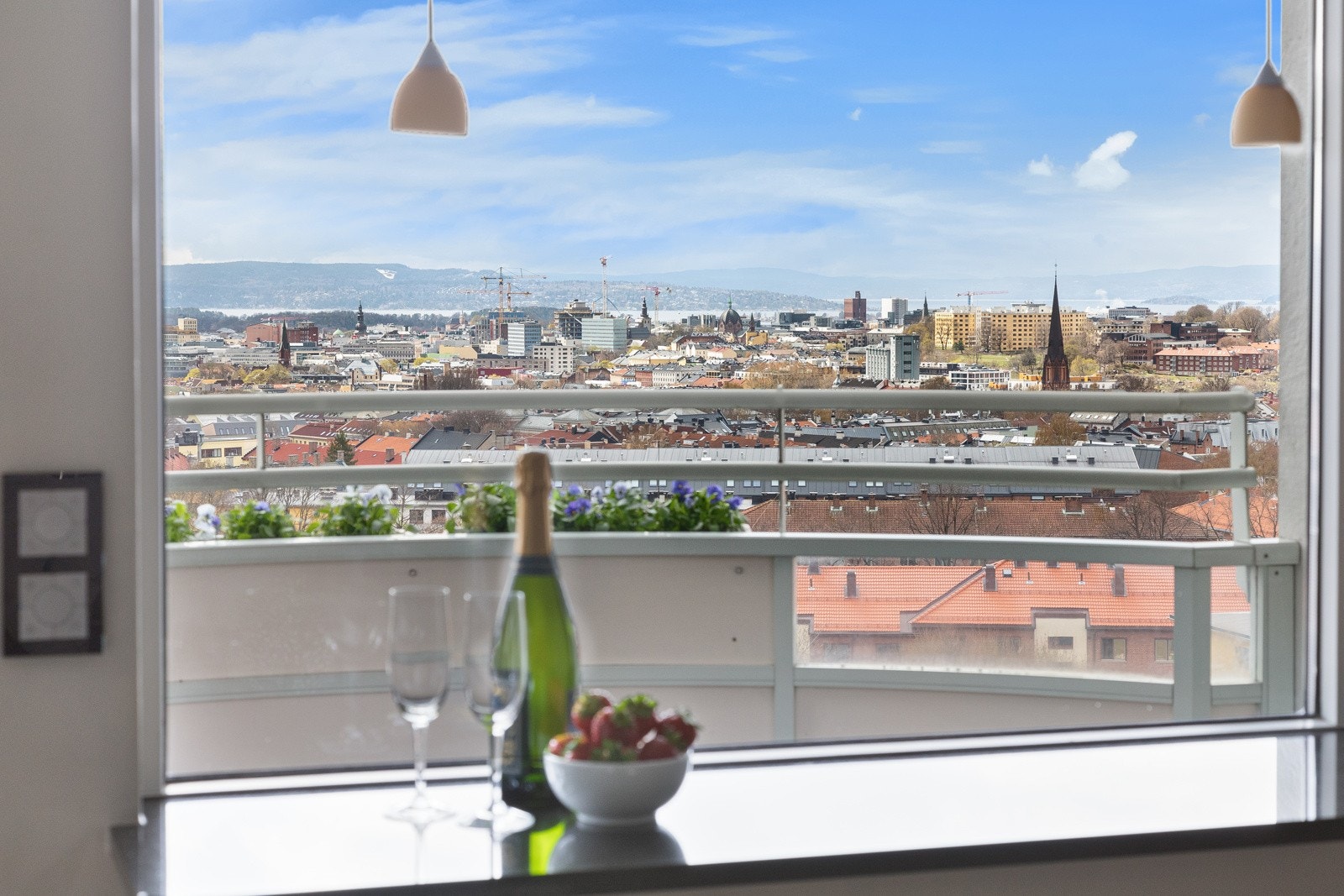 De store vindusflatene gir rikelig med naturlig lys og flott skyline fra byggets 7. etasje! Galleribilde