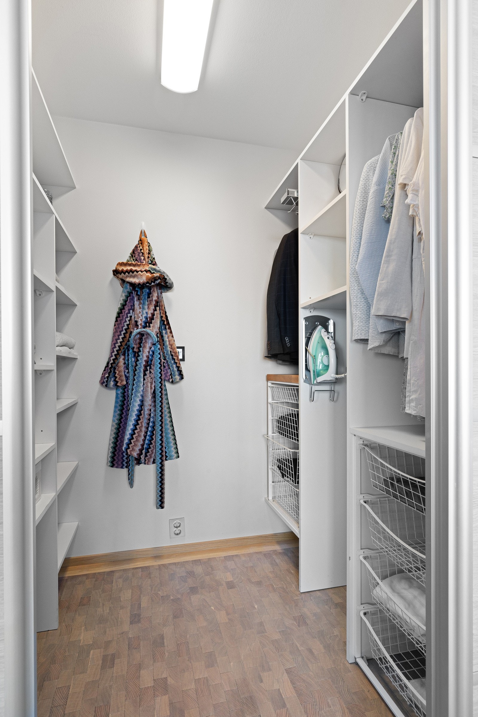 Her kan du skape din drømmegarderobe med tellekanter og masse heng! Galleribilde