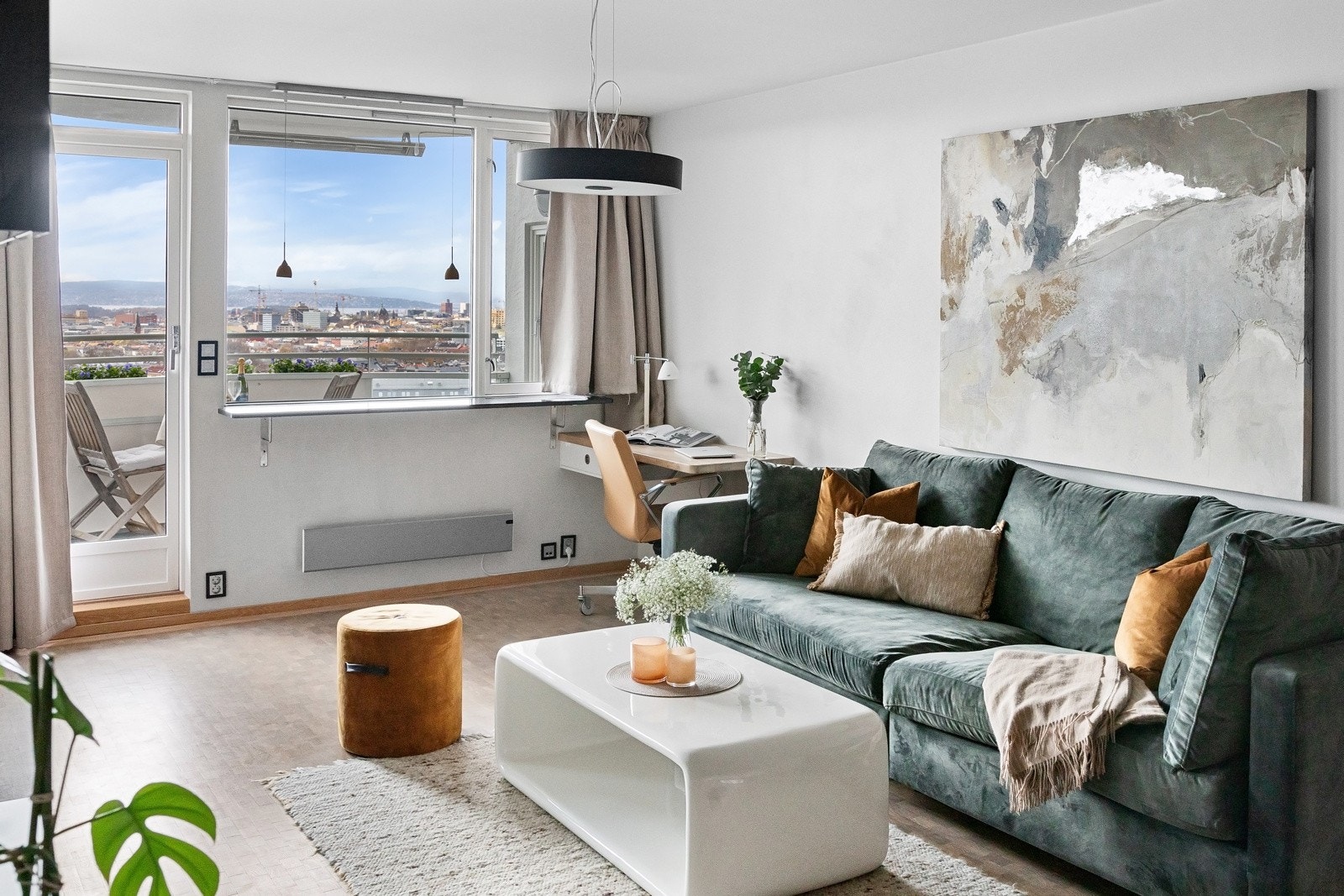 Stuen har flere naturlige møbleringssoner som gir plass til sofagruppe, mediemøblement, spisestue og annet ønskelig møblement. Galleribilde