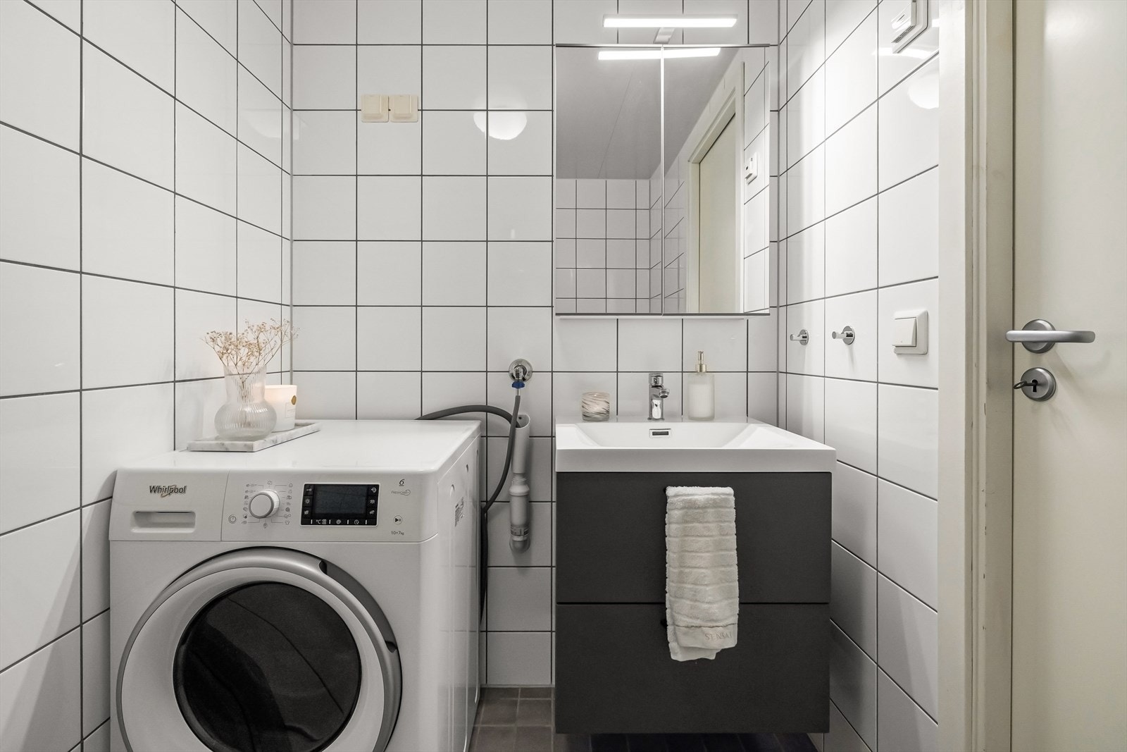 Det er varmekabler i gulv og rør-i-rør system. Her eksisterer det også eget opplegg for vaskemaskin og tørketrommel. Galleribilde