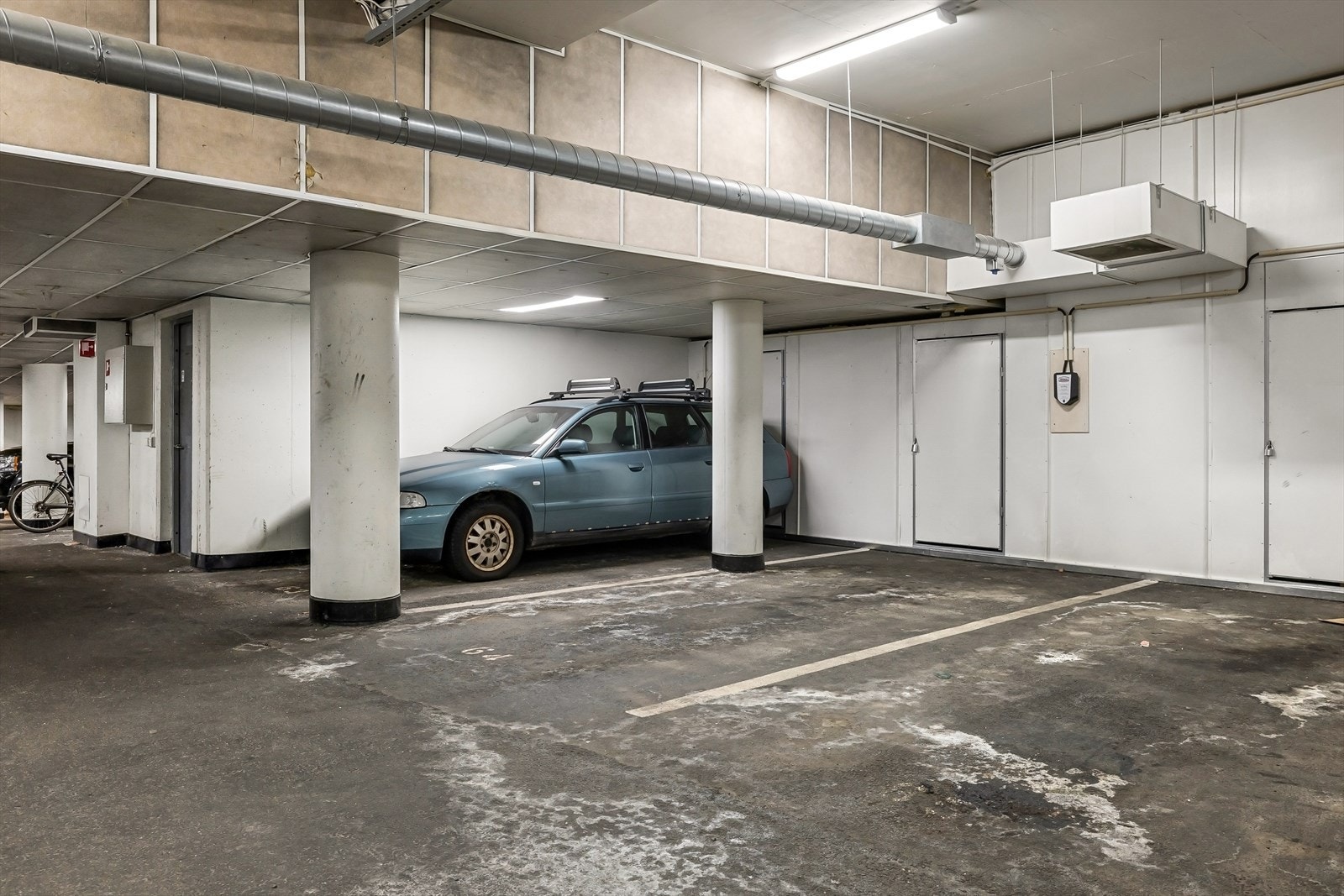 Leiligheten disponerer 1 bod i underetasje på 5 kvm og en biloppstillingsplass i felles garasje med uttak for lading av elbil. Galleribilde