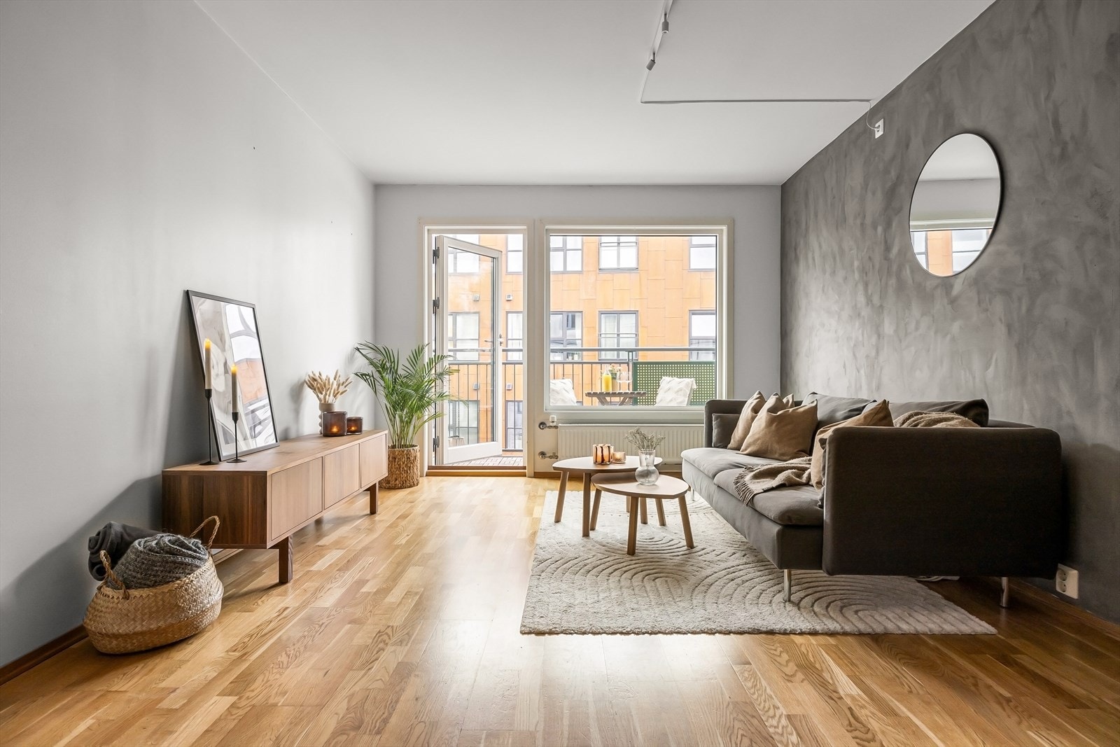 Delikat stue med store vindusflater som sikrer godt med naturlig lys og skaper en god atmosfære. Galleribilde