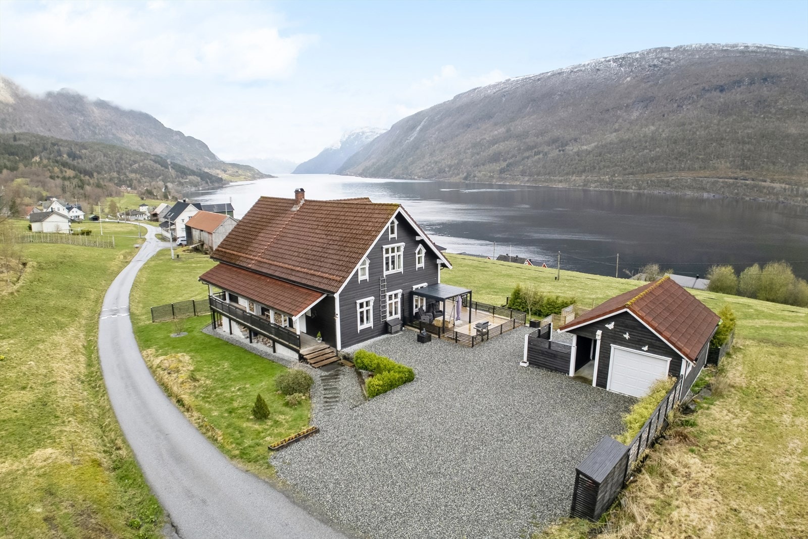 Eigedommen er sørleg orientert, og har gode sol- og utsiktsforhold. Flotte turterreng og fine friluftsområder både ved fjord og fjell - perfekt utgangspunkt for fotturar, båtturar og andre aktivitetar. Galleribilde