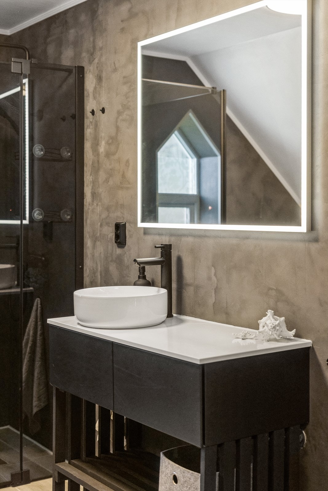 Frå badet har ein direkte tilkomst til det største soverommet, dette badet blir ein god stad å starte dagen på! Galleribilde