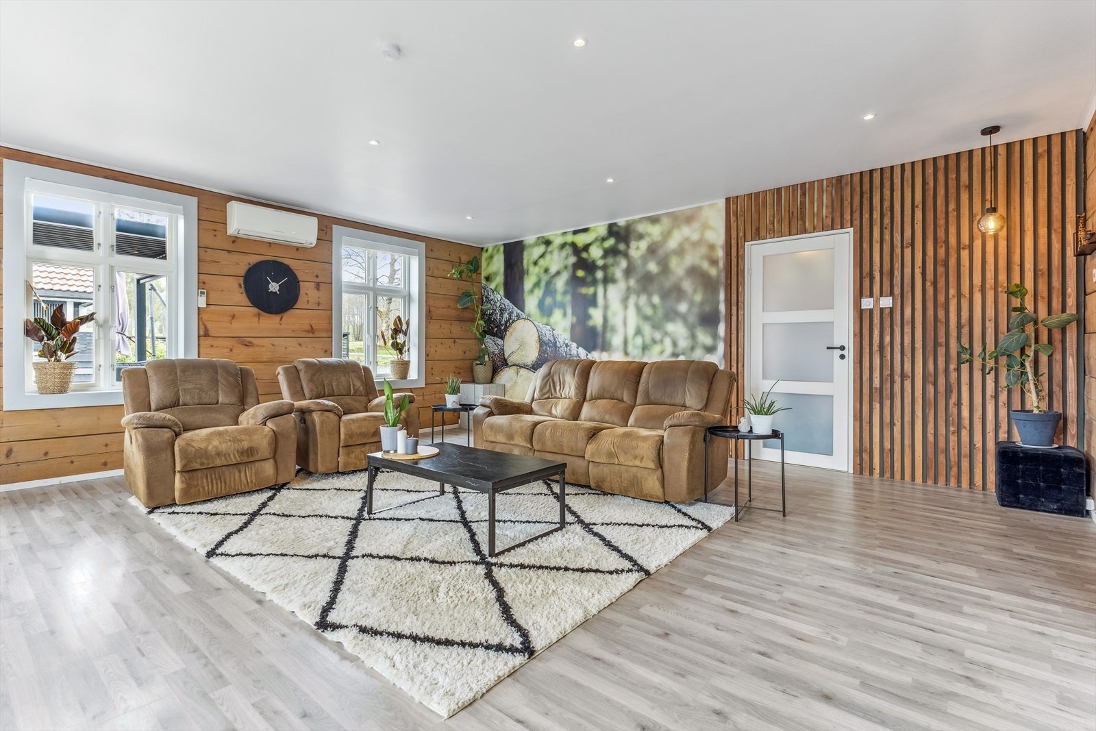 Det er i seinare tid gjort store moderniseringar, men det er likevel bevart noko av det orginale, slik at bustaden framstår som innbydande og stilfull, med karakter og sjel. Legg merke til downlights og varmepumpe. Galleribilde