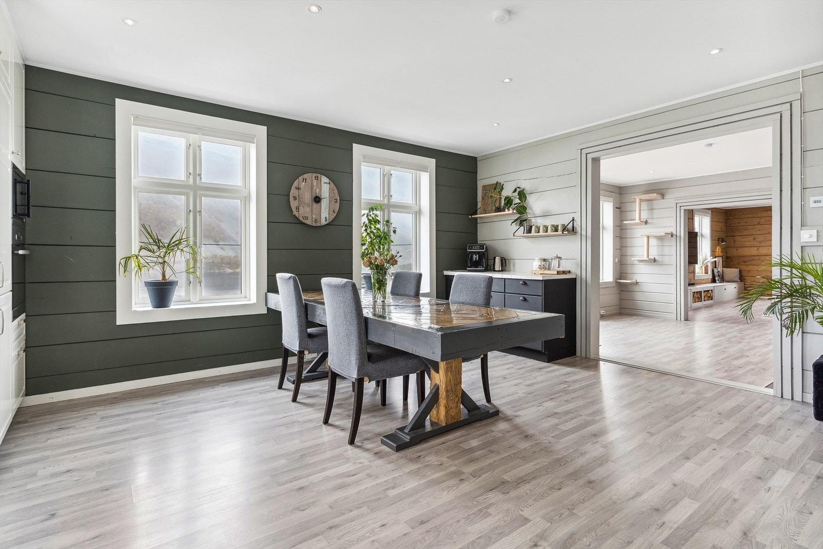 Kjøkkenet har ei naturleg tilbaketrukke beliggenheit, men med god plass til stort spisebord blir kjøkkensona fort hjartet i bustaden. Galleribilde