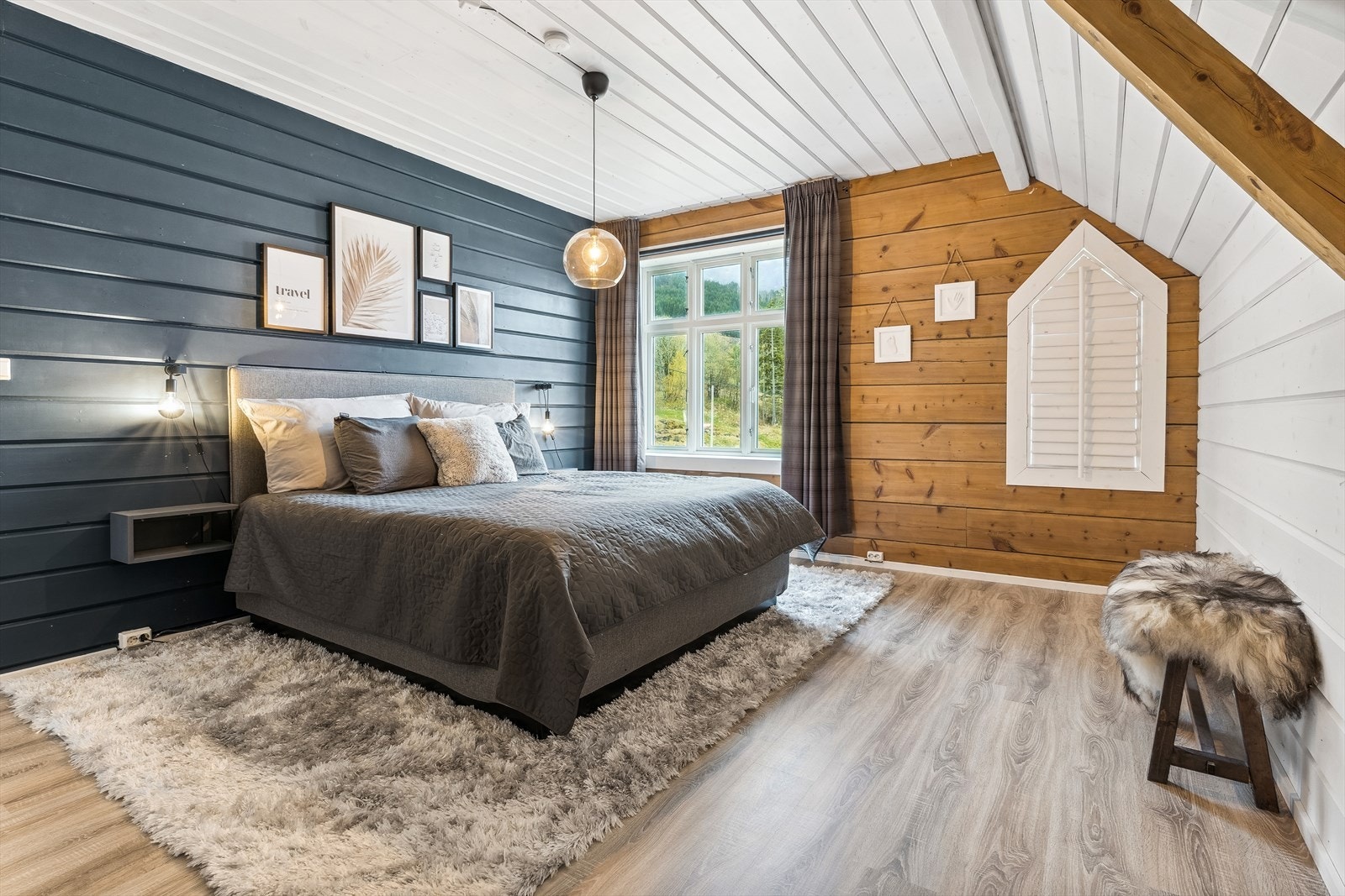 Bustaden har til saman 3 soverom som ligg fint samla og skjema frå opphaldsromma i 2.etg. Galleribilde