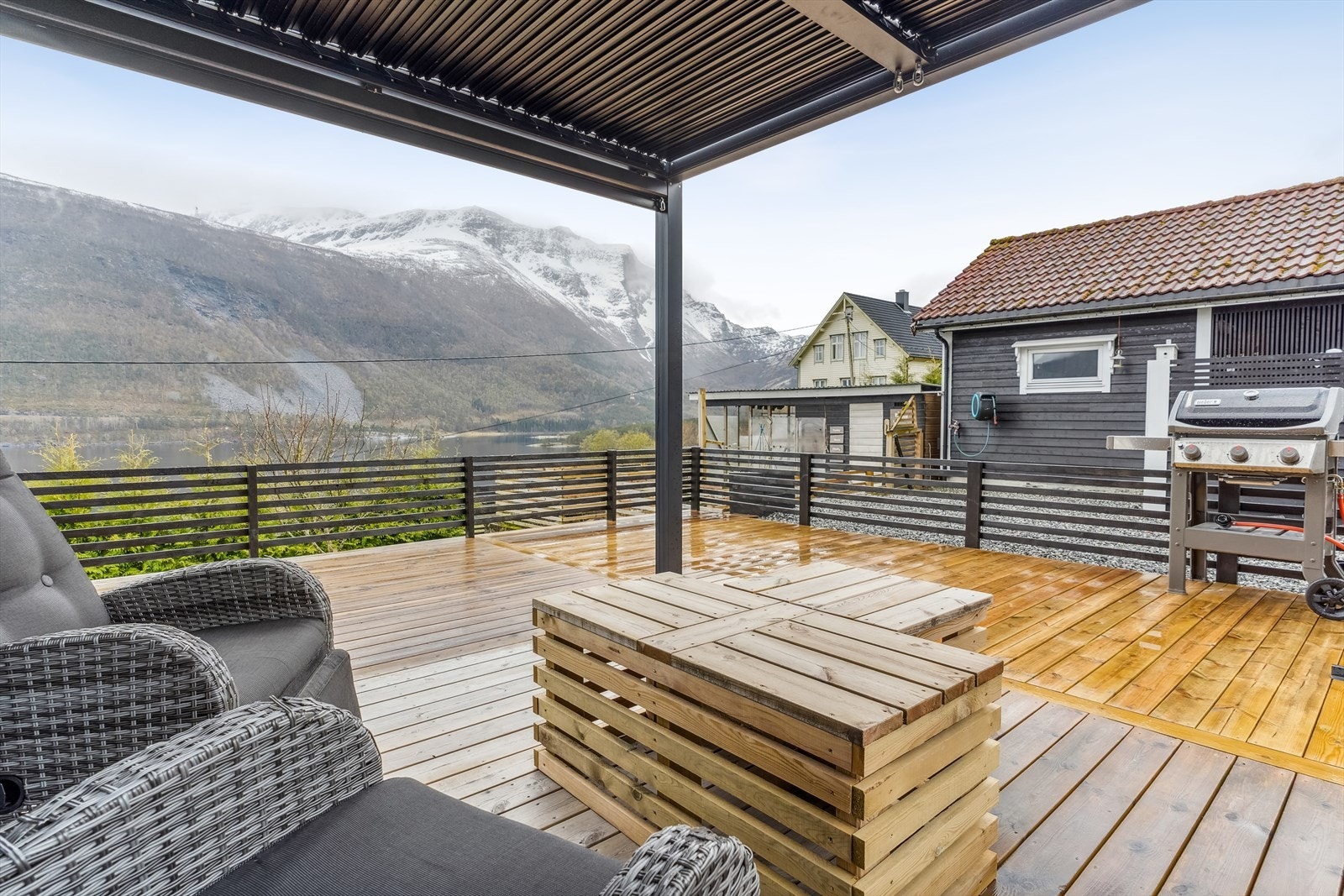 Terrassen er dels overbygd med god plass til utandørsmøblement, dette blir som eit ekstra rom i bustaden på sommarstid. Her ligg alt til rette for høg trivsel. Galleribilde