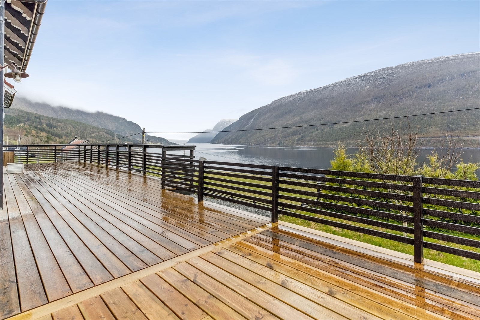 Eigedommen er sørleg orientert, og har gode sol- og utsiktsforhold. På den store terrassen sit du lunt og usjenert! Galleribilde