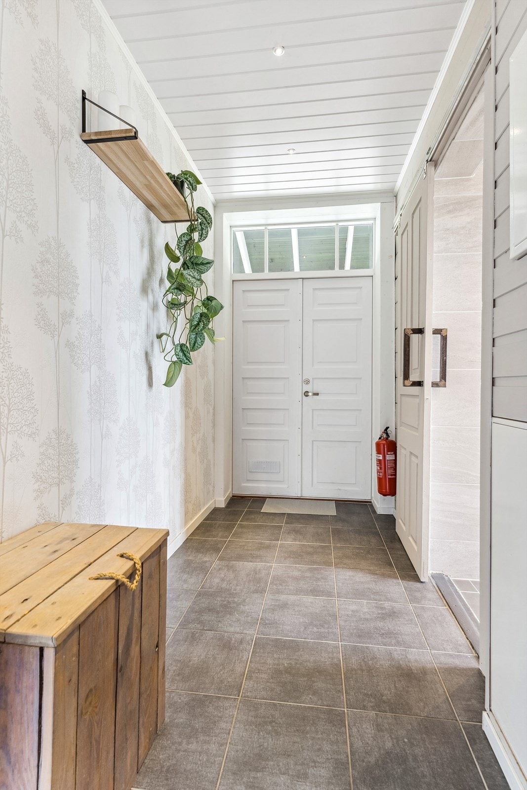 Bustaden har to inngangar, her ligg badet/vaskerommet i direkte tilknytning - praktisk og familievennleg. Galleribilde