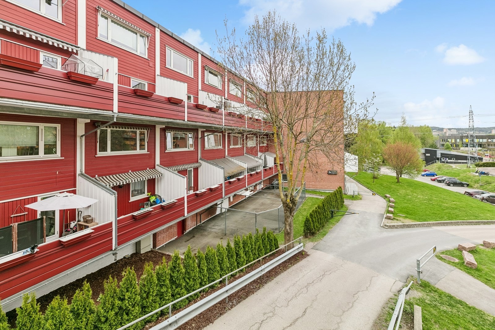 Velkommen til Rådyrveien 3A! Rekkehus over 2 plan i veletablert og barnevennlig boligområde på Veitvet Galleribilde