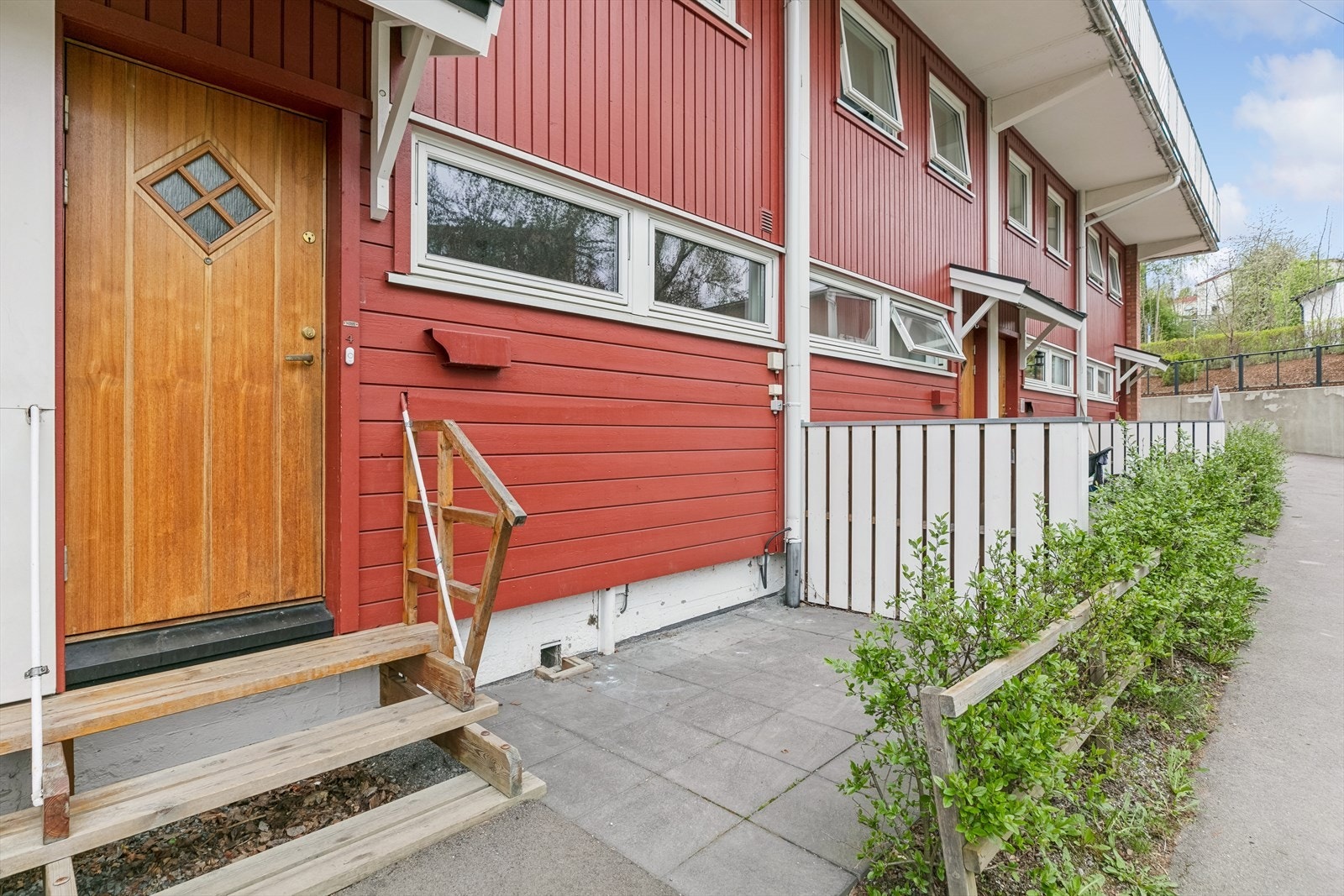 Ved inngangsparti er stenlagt uteplass Galleribilde